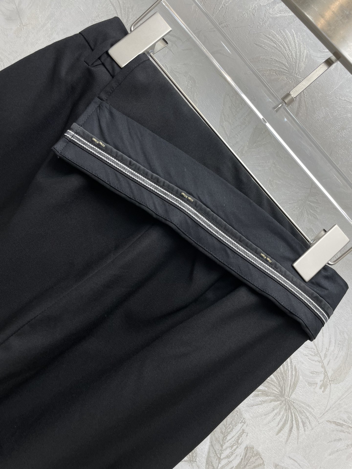 FD24春夏翻边式设计不规则西服裤高腰直筒修身裤型恰到好处修饰腿型腰头翻边式的设计非常新潮又有亮点定制的