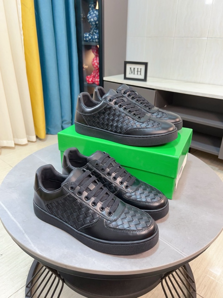 NO:350621,【bv~Botega】Classic spring and autumn trendy models are on the market. The same style on the official website. The counter quality is [strong][strong][strong] Selected top layer cowhide, high-end and atmospheric, silk cowhide, super cost-effective, original wear-resistant sole, fine workmanship, upper layer of materials, visible quality, please hurry up, shoe size 38 to 44,,bottega veneta,cowhide19860909【bv~宝缇嘉】经典春秋潮流款上市 官网同款 专柜品质[强][强][强]精选头层牛皮编织 高档大气 丝绸牛皮内里 性价比超高款 原版耐磨大底 做工精细 用料上层 品质看得见 亲赶紧下手哦 鞋码38到44,,bottega veneta,cowhide,Men's shoes