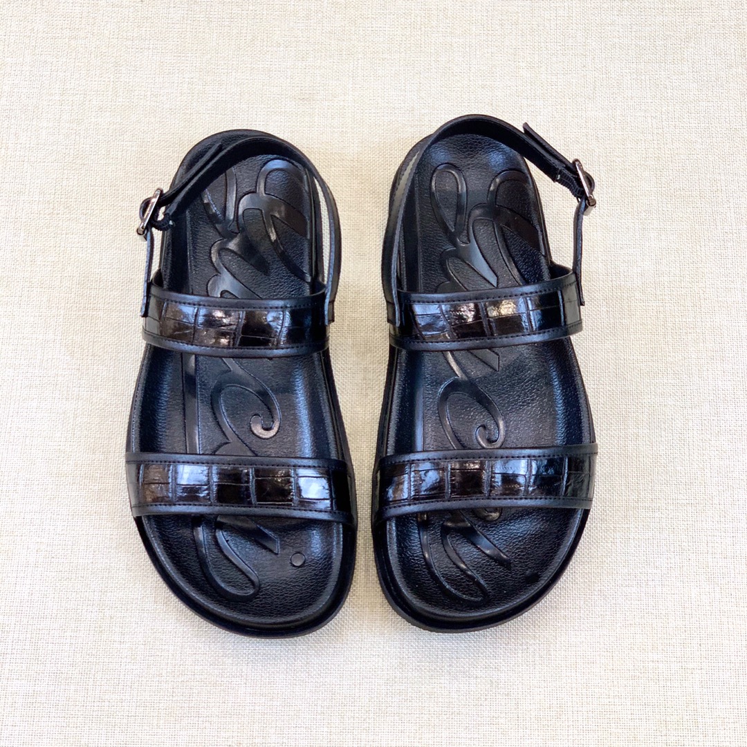 NO:756000,[G*] New products for spring and summer - Highly recommended [Crocodile Sandals] - Gucci Thai Siamese crocodile skin counter boutique quality is boutique level - Simple luxury, grand - Tire outsole is the highlight - Non-slip, wear-resistant and comfortable Size 39-44 (38,45. Customized) -♀♀♀,, crocodile skin19860909【G*】春夏新品 -隆重推荐【鳄鱼凉拖臻品】 -古奇泰国暹罗鳄鱼皮 专柜精品 质量属精品级别 -简单奢华,大气 -轮胎大底是亮点 -防滑 耐磨 舒适 Size 39-44（38,45.订制） -♀♀♀,,crocodile skin,Men's shoes