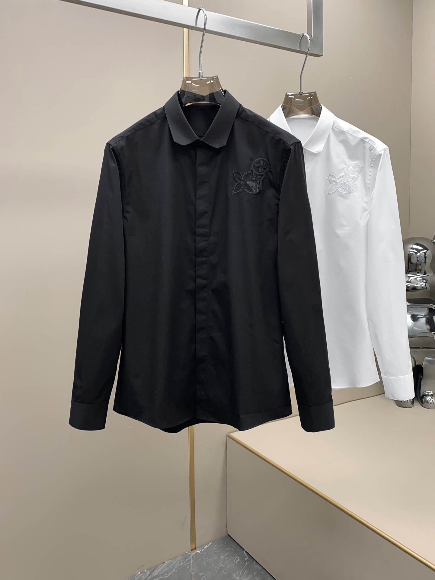 NO:428560,.Lv Louis Vuitton New top-grade cotton poplin fashionable secret placket lapel shirt, men's fashionable four-leaf clover presbyopia pattern embroidered business casual long-sleeved shirt!  Trading companies have a wide range of channels. The shirt is specially selected for imported high-quality cotton materials, made of top-quality cotton poplin fabrics. The fabric texture and skin-friendly feel needless to say. The classic and unchanging formula brings you the most enjoyable and comfortable wearing!  The designer imported the classic four-leaf clover pattern in a new way, and selected customers to supply it. The imported embroidery thread is embroidered with the top ten thousand needle embroidery machine. The pattern needles are compact, uniform and full, and have a shiny texture, perfectly showing the luxurious grade and brand tone!  The style continues the brand's classic cutting process, the fashionable and unique small square collar and minimalist placket design, as well as the black and white basic color scheme, allowing you to highlight the sense of high-end while not losing the versatile and fashionable feeling. You can easily deal with all important occasions and daily outfits, creating a workplace elite men's style!  Black/white, two colors into it!  Size S-XXL Size data: S S shoulder width 46cm-bust 100cm-length 76cm-sleeve length 62cm M Shoulder width 47cm-bust 104cm-length 77cm-sleeve length 63cm L Shoulder width 48cm-bust 108cm-length 78cm-sleeve length 64cm XL Shoulder width 49cm-bust 112cm-length 80cm-sleeve length 65cm XXL Shoulder width 50cm-bust 116cm-length 82cm-sleeve length 66cm Size recommendation (standard version) Height 174-140 catties, try on M size appropriately!  A boy can choose S code within 125 catties, a M code for 125-140 catties, a L code for 140-155 catties, a XL code for 155-170 catties, and a XXL code for 170-185 catties!  ,,louis vuitton,louis vuitton,shirts,alexander wang19860909.Lv路易威登 新款顶级棉府绸时尚暗门襟翻领衬衣,男士时尚四叶草老花图案刺绣商务休闲长袖衬衫！贸易公司渠道稀出, 该衬衫精选客供进口优质全棉材质,顶级棉府绸面料制成,面料质地与亲肤感无需多言,经典不变的配方,带给你最极致享受的着穿舒适感！设计师将经典四叶草图案以焕新方式进口全新演绎,精选客供 进口绣线采用顶级万针刺绣机绣制而成,图案针凿密实均匀饱满,且富有光泽质感,将奢华档次与品牌调性完美展现！版型上延续了品牌经典裁剪工艺,时尚独特的小方领和极简暗门襟设计,以及黑白调基础配色,让你凸显高级感的同时,又不失百搭时髦感,各种重要场合与日常穿搭皆可轻松应对,打造职场精英男士风范！ 黑色/白色,两色入！ 尺码S-XXL 尺码数据: S码肩宽46cm-胸围100cm-衣长76cm-袖长62cm M码肩宽47cm-胸围104cm-衣长77cm-袖长63cm L码肩宽48cm-胸围108cm-衣长78cm-袖长64cm XL码肩宽49cm-胸围112cm-衣长80cm-袖长65cm XXL码肩宽50cm-胸围116cm-衣长82cm-袖长66cm 尺码推荐（标准版型） 身高174-140斤,试穿M码合适！ 男生体重125斤以内选择S码,125-140斤选择M码,140-155斤选择L码,155-170斤选择XL码,170-185斤选择XXL码！,,louis vuitton,louis vuitton,shirts,alexander wang,Men's clothing