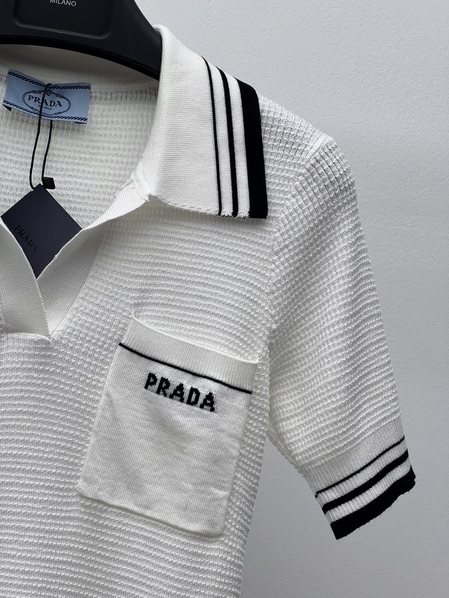 Prad*网状针织polo衫这款棉质Polo衫融合复古风格与运动风细节以修身版型加以呈现提花徽标装饰口袋