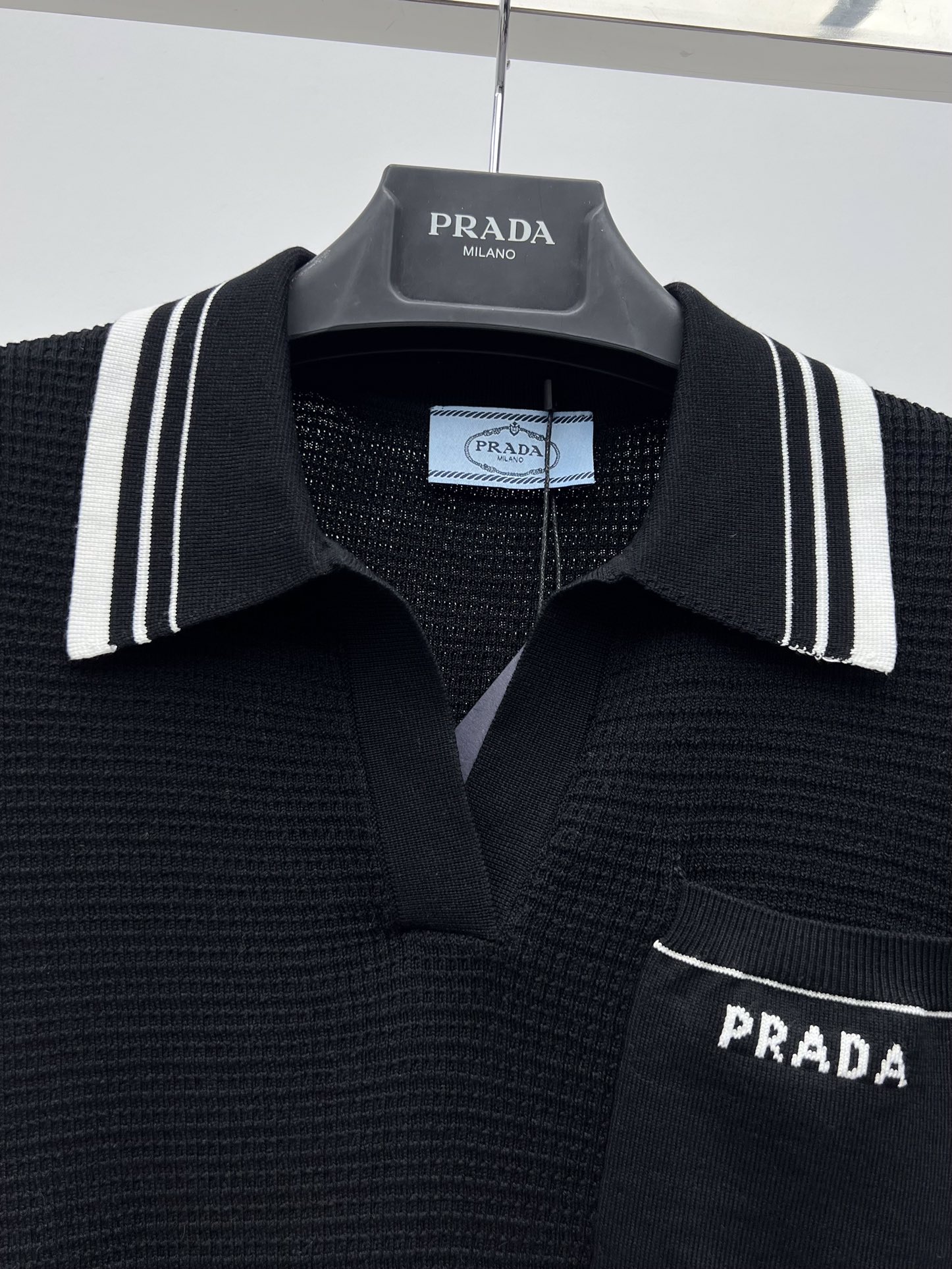 Prad*网状针织polo衫这款棉质Polo衫融合复古风格与运动风细节以修身版型加以呈现提花徽标装饰口袋