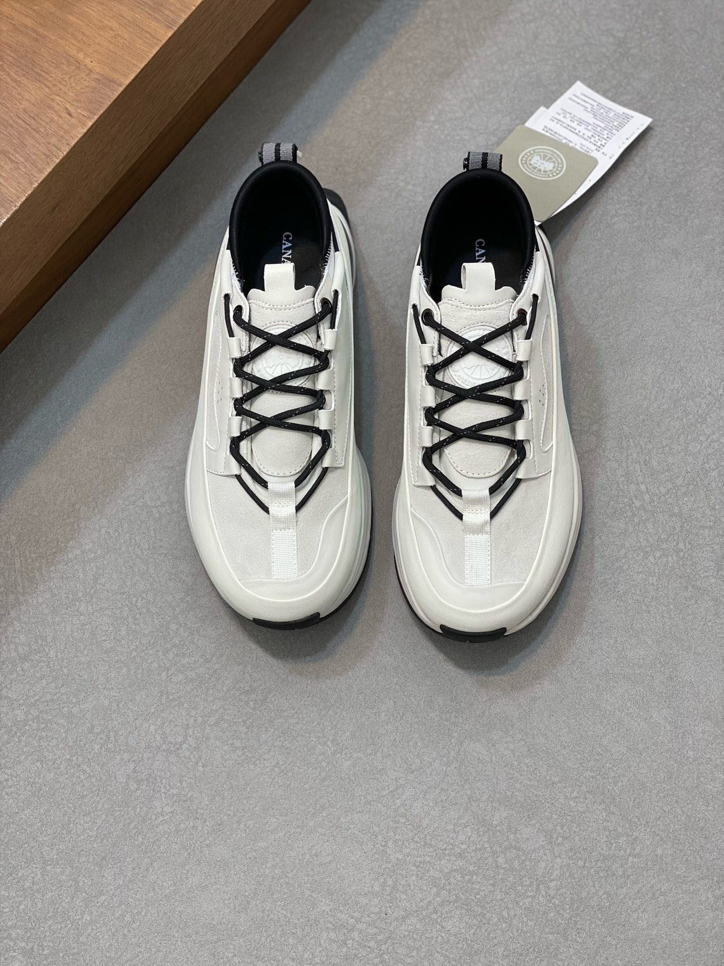 NO:216942,Big Goose sneakers, CANADA GOOSE Canada Goose launches its first functional sneakers, Glacier Trail series, this sneaker is suitable for outdoor use for many seasons. The overall design style reveals a simple and high-end feeling. The upper is waterproof and equipped with a sturdy and durable outsole contrasting design, which is a true fashionable item!  Size39-44 (45 customized),,sneakers19860909大鹅运动鞋,CANADA GOOSE 加拿大鹅推出首个机能运动鞋,Glacier Trail系列,这款运动鞋适用多季户外用途,整体设计风格透露着简约高级感,鞋面防水材质,配有坚固耐用的外底撞色设计,妥妥的时尚单品！ Size39-44（45定做）,,sneakers,Men's shoes