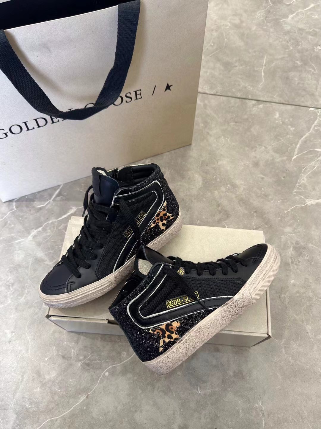 NO:172374,(Long-term goods. Order inquiry) Black leopard print star high-top couple model top-level Niuli high-end version. Don’t disturb the low-end!  Packaging: Upgrade new packaging...Certificate, card, tag, cloth bag, GGDB Slide Golden Goose Small Dirty Shoes Gaobang Golden Gse Deluxe Brand SUPER$TAR N pair of genuine disassembly version# The best market is not acceptable to compare # 2025 new ggdb Gaobang Small Dirty Shoes The popularity is earlier than the white shoes, breaking the traditional aesthetic, the small dirty shoes have done it!  Celebrity private server demonstration is so versatile!  No need to worry about washing shoes anymore!  The original custom cowhide (the essence of the old one) inner towel   cowhide, exclusive mold latex pad, 2cm height-enhancing insole, you can take out!  Insole size stamp!  Old craftsmen polished by hand, even the soles are unruly dirty, women 35-40 men 40-45. Men's size custom 10. Men's size only adjust the upper and lower sizes (women 41 men 45 46 custom 56 not return or exchange), casual shoes/sports shoes, sneakers, cowhide, gold19860909（长期做货.订单询价） 黑色豹纹星高帮情侣款顶级牛里高版本.低端勿扰！ 包装:升级新包装..证书,卡片,吊牌,布袋, GGDB Slide黄金鹅小脏鞋高邦Golden Gse Deluxe Brand SUPER$TAR N双正品拆解打版# 市场最优不服来比 # 2025新款ggdb高邦小脏鞋 火红程度比小白鞋还要早,打破传统审美,小脏鞋做到了！明星私服上脚示范 就是这么百搭 ！再也不用担心洗鞋的问题啦！ 鞋面原版定制牛皮（做旧精髓所在）内里毛巾 牛皮 里 独家开模乳胶垫 2cm内增高鞋垫可以拿出来哦！鞋垫码数钢印！ 老工匠手工打磨,就连鞋底也是不羁的脏, 女35-40 男40-45. 男码定做10.男码只调上下码（女41 男45 46定做不退换）,休闲鞋/运动鞋,sneakers,cowhide,gold,Women's Shoes