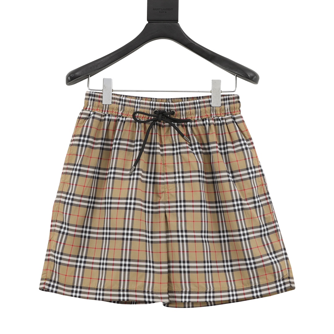 Los pantalones cortos de playa a cuadros clásicos de Burberry / Burberry están confeccionados con telas originales hech…