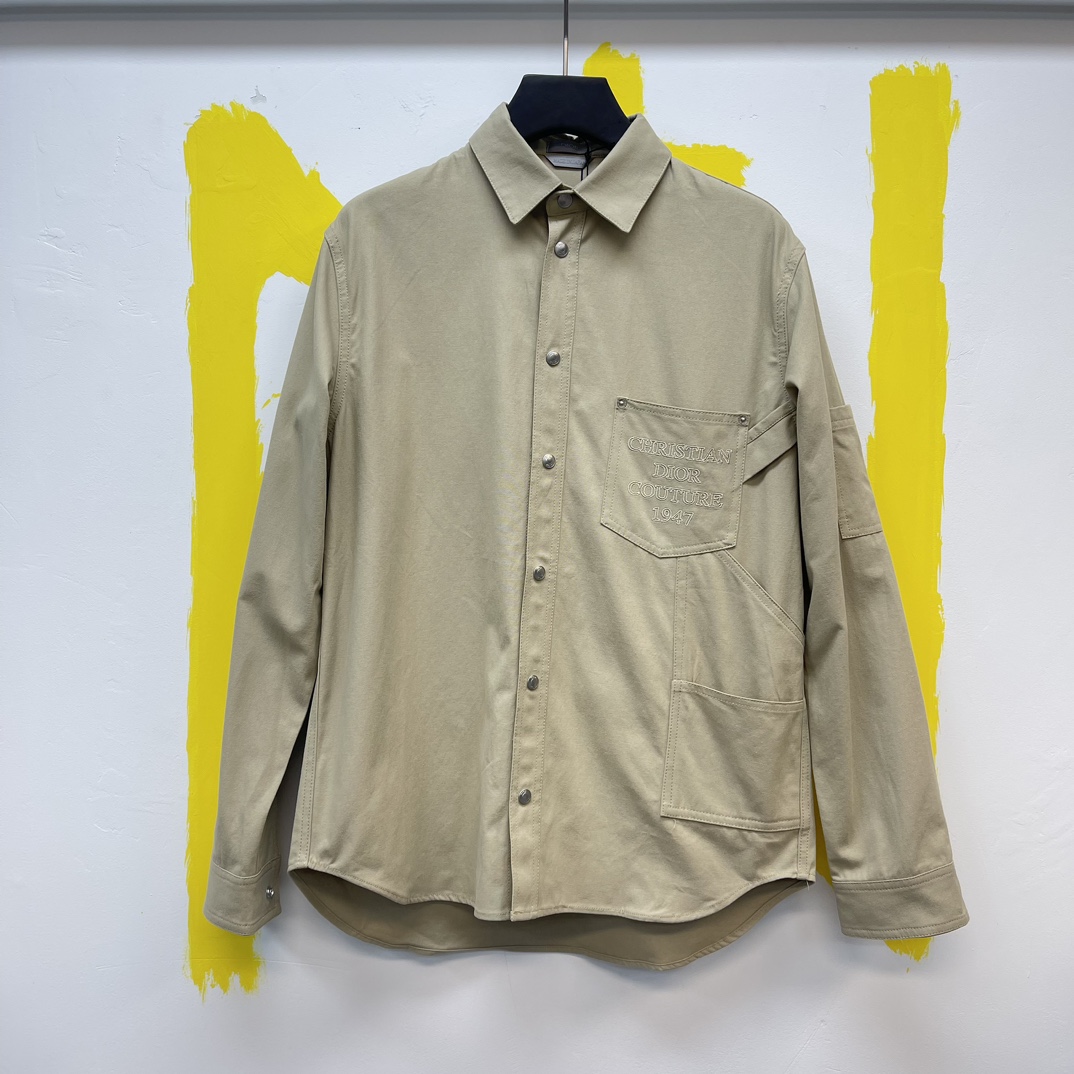 🧧DI*R camisa tipo chaqueta de tela de lona de algodón beige Talla: S-XL Descripción Esta camisa tipo chaqueta es un nu…