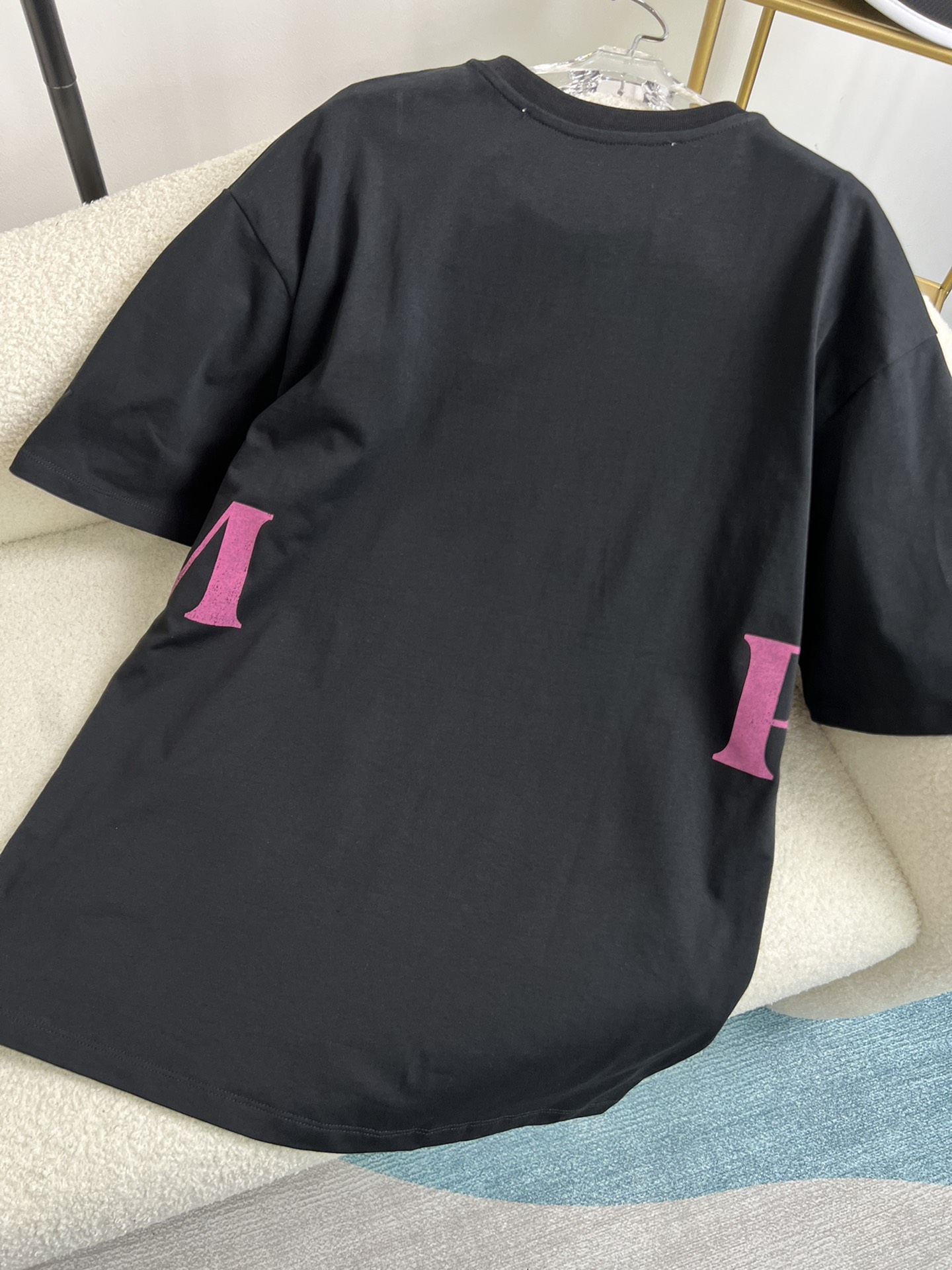 新款️！oPenyy2024夏季新款！玫瑰花字母印花T恤宽松版型T恤设计感独特上身超赞！两色三码！