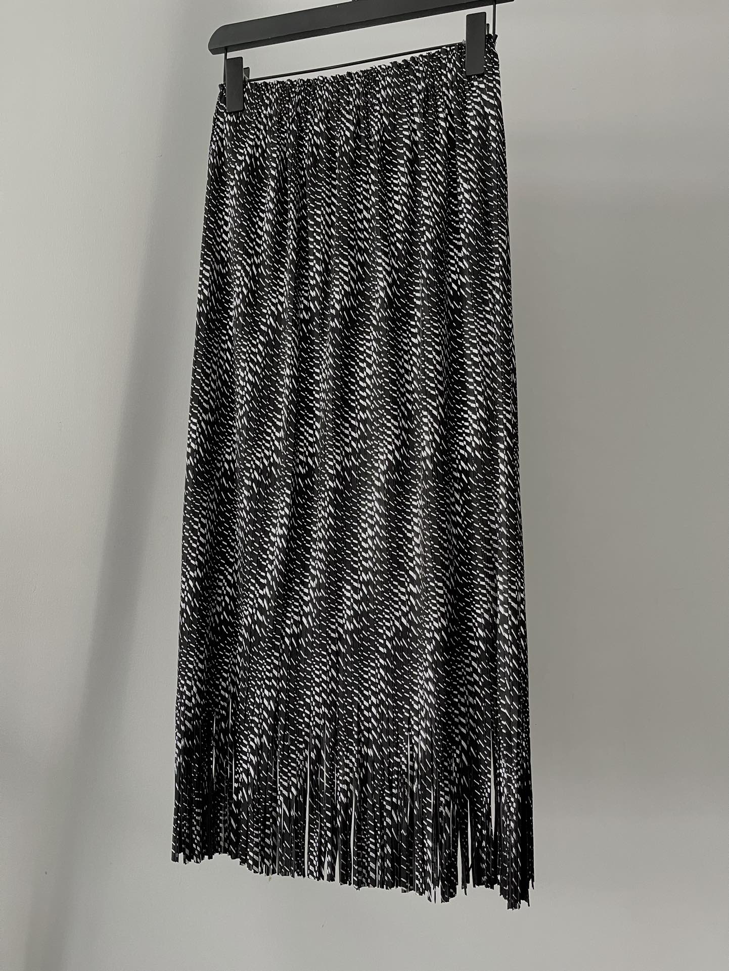 I MIYAKE24新品 流苏褶裥3D印花图案半身裙/货号：0jbdzsbylwwb日本进口原料，纯原尾单，印花3D工艺，经典褶裥丝滑弹力垂感，这也是三宅的经典百年老褶款，凡穿了都会被这条裙子的遮修饰效果给吸引～成分：100%聚酯纤维。垂感丝滑褶弹力空间大，穿着舒适又带修饰身材效果。颜色：黑色尺码：F（松紧腰弹力设计，裙摆空间褶弹力，常规穿1.8-2.4腰围都可以穿）。现货发售，发货：2-3天。