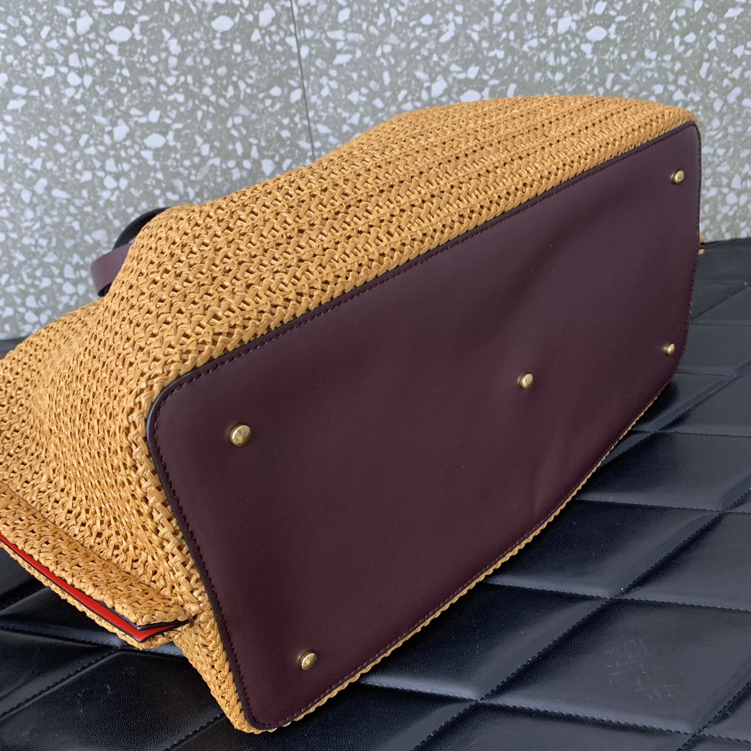 Valentino春夏托特包系列托特包采用天然拉菲草编织打造交织形成的空隙营造出清透质感点缀棕色皮革手柄