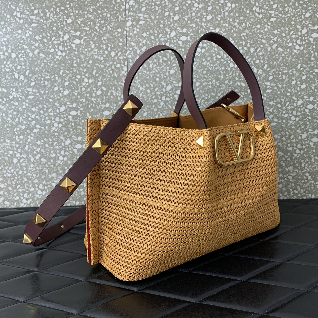 Valentino春夏托特包系列托特包采用天然拉菲草编织打造交织形成的空隙营造出清透质感点缀棕色皮革手柄