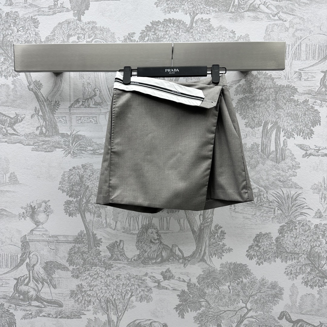 NO:696591,Fend* new products are on the shelves. The recycled culottes are made of custom YB imported material. The texture is quite wide and stylish. The appearance is decorated with customized lettering ribbons. The development of surface accessories. The culottes pattern design. Does not choose the crowd. Create a fashionable and charming style. The upper body is trendy and fashionable. Create a sense of atmosphere. High version 2 colors, fendi, skirts,19860909Fend*新品上架织带再生裙裤定制YB进口材质 质感挺阔有型 品相 饰以定制字母织带装饰 面辅料开发 裙裤版型设计 不挑人群穿搭 塑造时髦魅力风格 上身潮流时髦 营造氛围感穿搭 高版本2色,,fendi,skirts,,Women's clothing