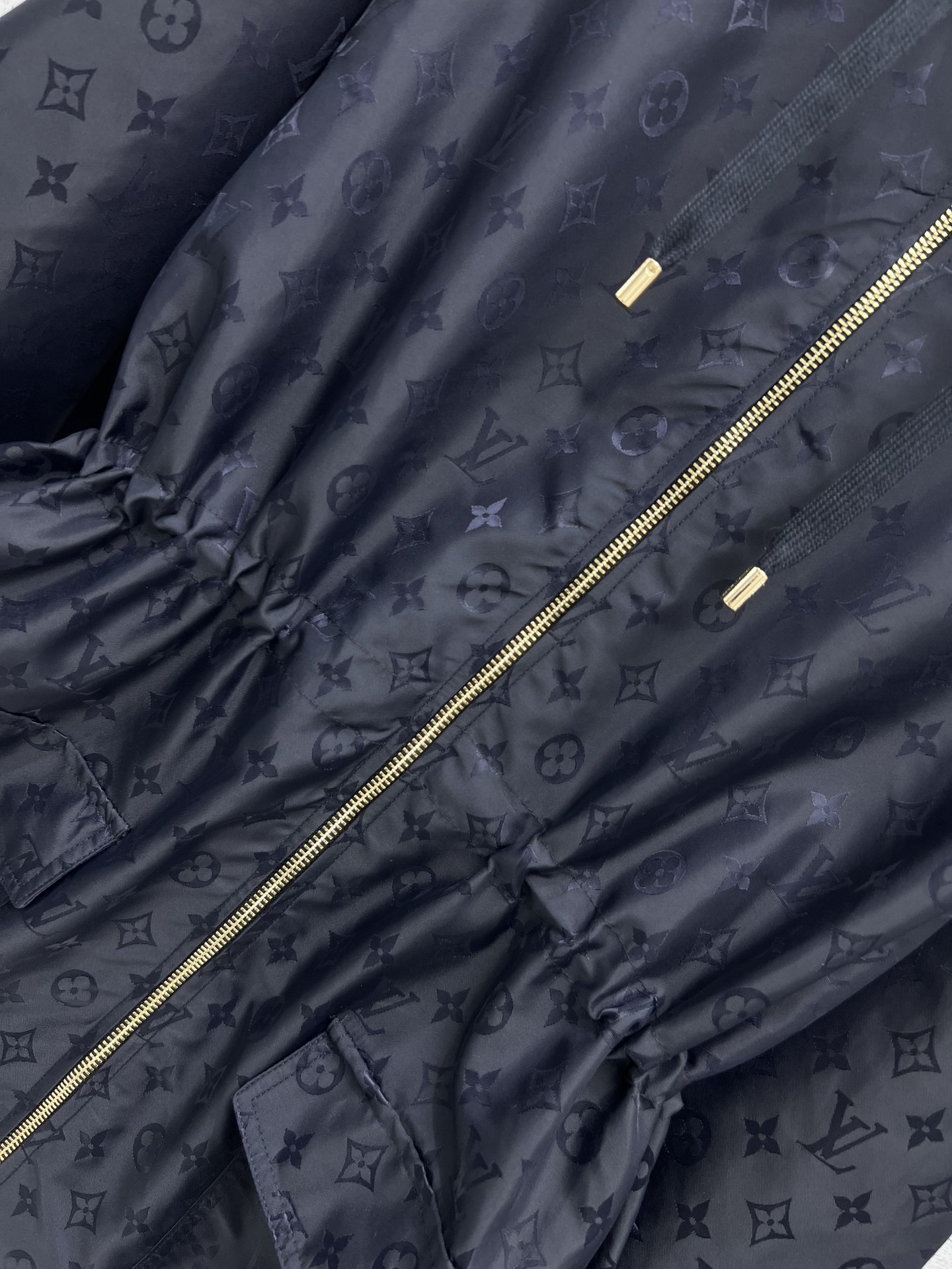 L家24春夏航海系列Monogram暗纹提花派克外套原版定制的面料若隐若现的logo很高级连帽收腰短款外