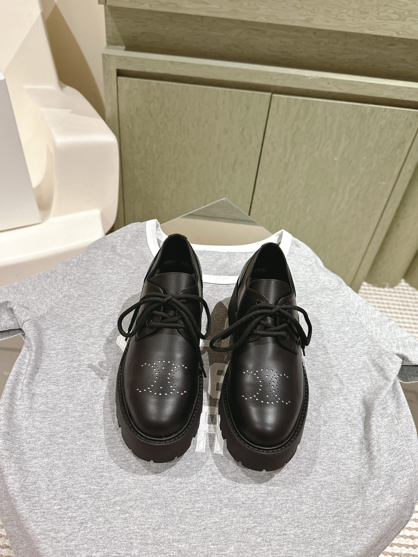 NO:616583,| 4 Purchasing-grade Celin* thick-soled laser loafers, the latest version at the counter!  Full of fashion sense, high performance and versatile style. Open edge bead/matte cowhide material. Fine workmanship. High-definition laser logo, perfect for wearing with socks ~ a very fashionable and versatile Loft must-have, especially comfortable on the feet. Exclusive molded outsole Size 35-39 (customized in 40 pieces). The whole set is packaged simultaneously at the counter!  ,loafers,celine,loafers,cowhide,socks19860909| 4  代购级 Celin* 思琳 厚底激光乐福鞋,专柜最新版本！时尚感爆满增高性能强百搭爆款 开边珠/哑光牛皮材质 做工精细到位 高定激光logo,穿搭袜子～非常时尚百搭乐福必备款,上脚特别舒适 独家开模大底 Size35-39(40订做) 全套专柜同步包装！,乐福鞋,celine,loafers,cowhide,socks,Women's Shoes