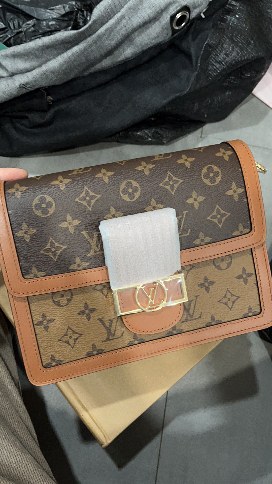 NO:177554,Real-life shipping m44391 Daphne classic [real photography original packaging] dauhine postman bag series new works are from the early spring series of 2019, and are improved design by women's art director Nicolas ghesquière. Combining monogram canvas with monogram reverse canvas, equipped with chain shoulder straps and magnetic buckles, showing the brand tradition in a modern style and showing the fashion talent. Ideal for monogram canvas lovers. Size 25×19×6cm, authentic LV, louis vuitton, versace19860909发货实拍 m44391达芙妮经典【实物拍摄 原单包装】dauhine 邮差包系列新作来自2019早春系列,出自女装艺术总监nicolas ghesquière之手的改良版设计.将monogram帆布与monogram reverse帆布相结合,配有链式肩带与磁性锁扣,以摩登风格展现品牌传统,尽显时尚禀赋.monogram帆布爱好者的理想之选.尺寸25×19×6cm,正品级LV,louis vuitton,versace,Bag