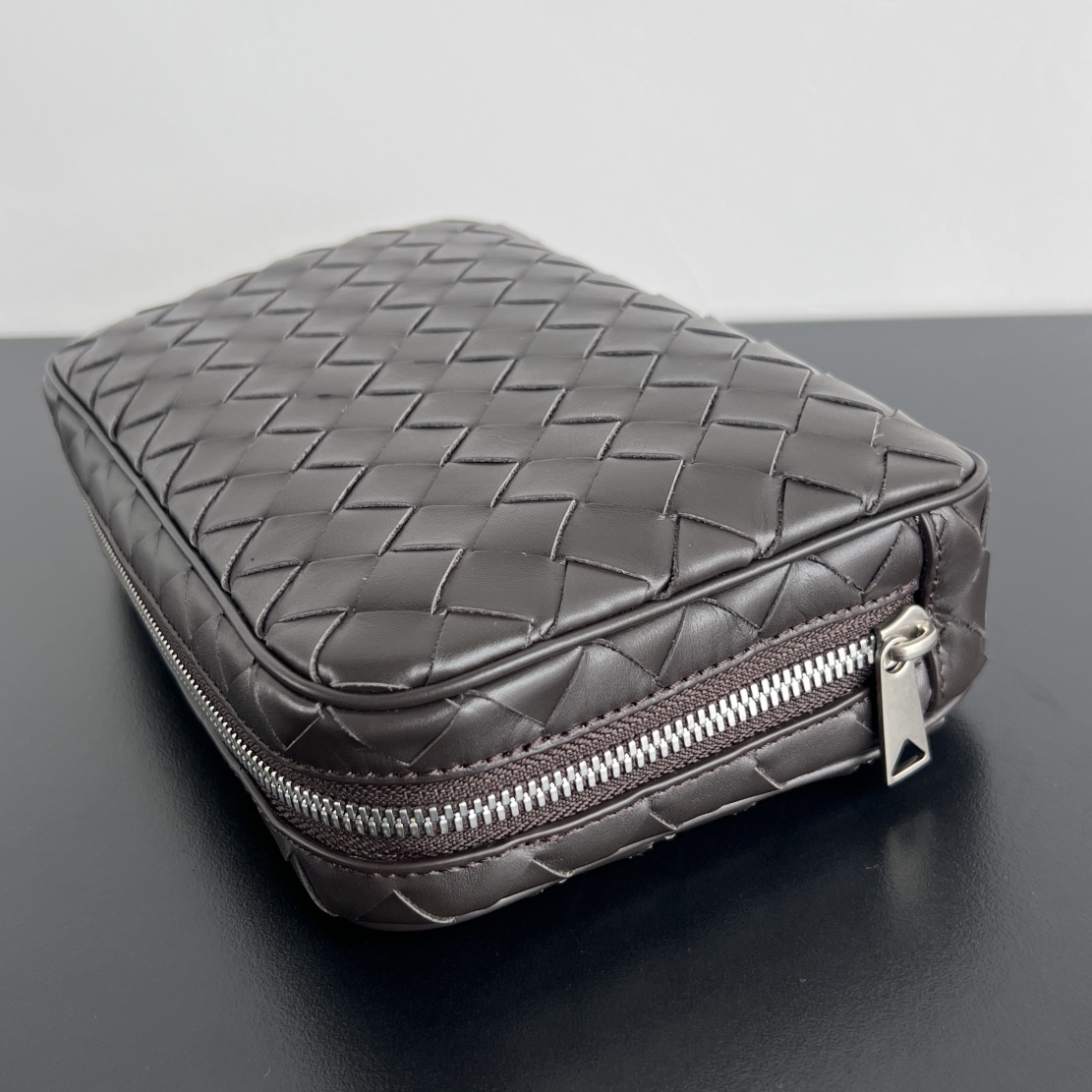 Кожаная косметичка в плетеном стиле Bottega Veneta