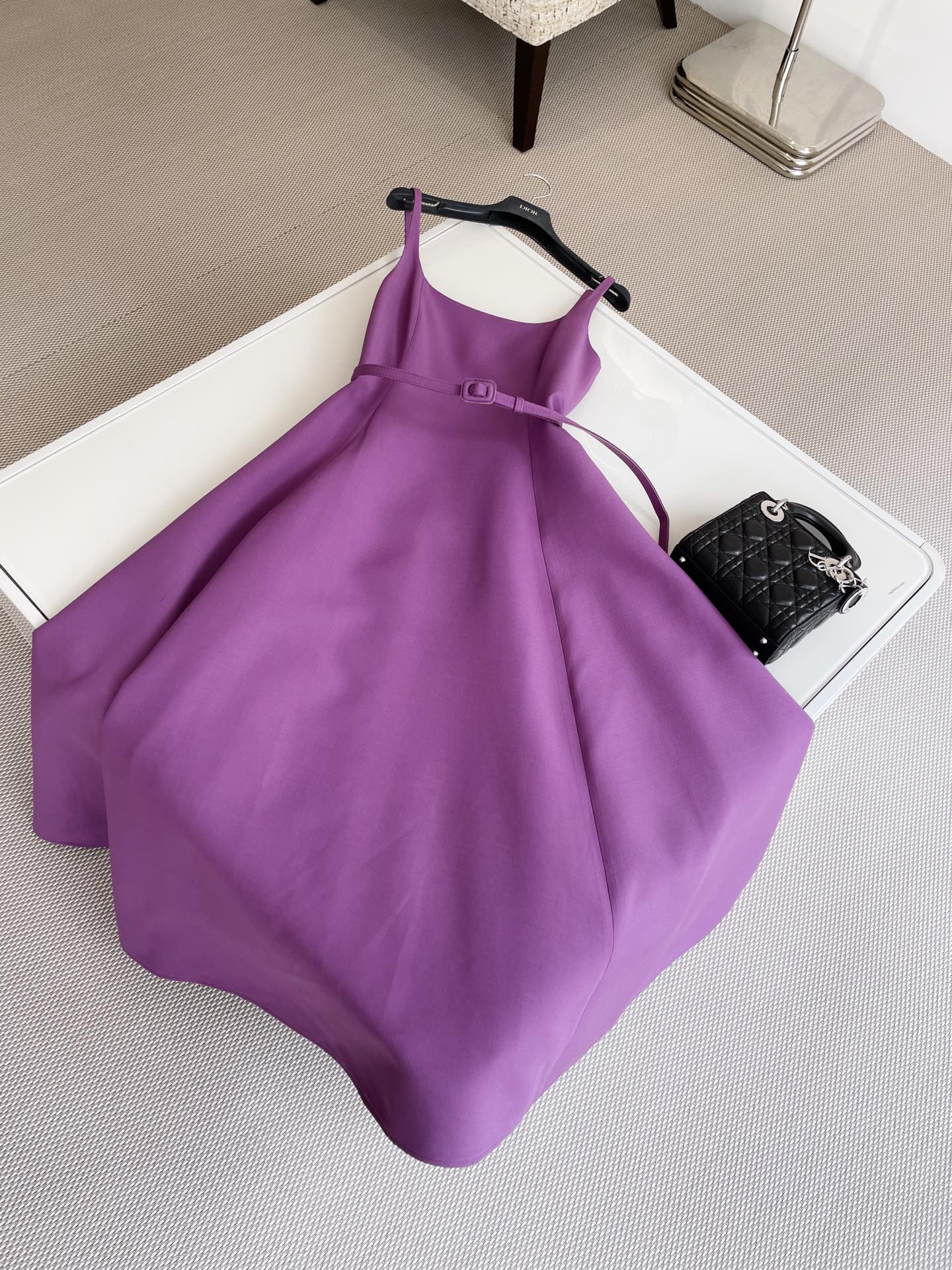 DIO24春夏 CD紫色丝毛吊带礼服连衣裙采用紫色重磅丝毛混纺面料精心立体制作，喇叭廓形搭配细肩带和同色调腰带更显精致 突显腰部曲线，可与精美的高跟搭配 打造高雅的造型！