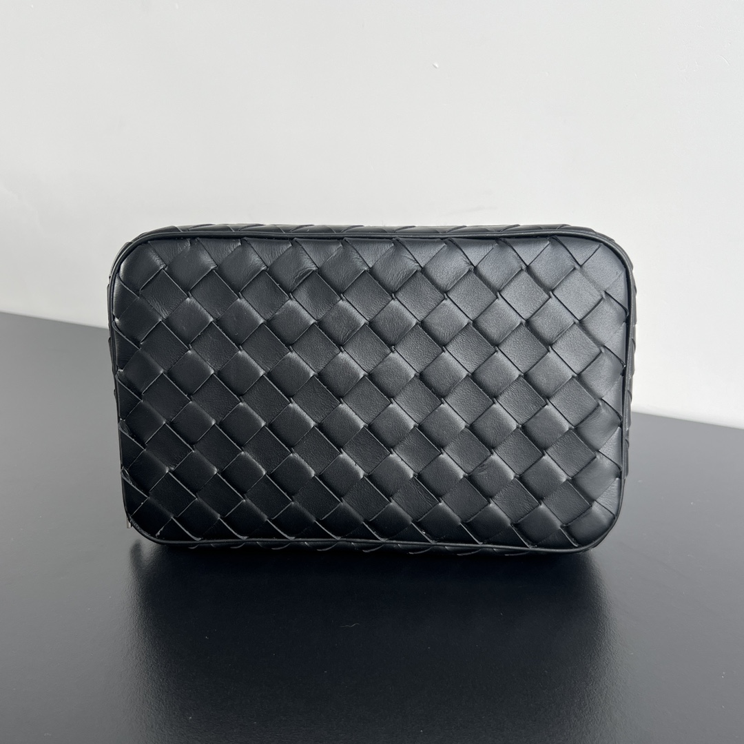 Мужская плетеная косметичка Bottega Veneta