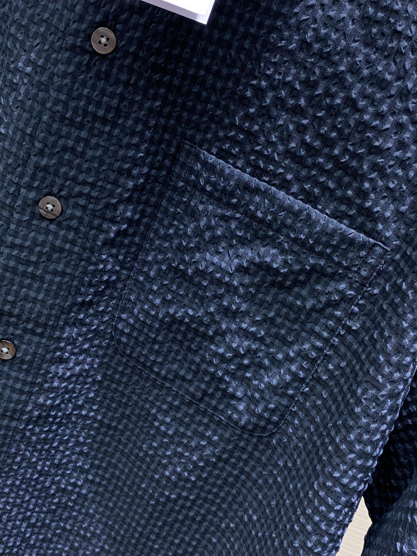 TB男款黑科技速干棉质浮雕泡泡纱立体条纹微廓型薄款衬衫外套别出心裁的结构设计之外肌理感也是一大亮点浮雕感
