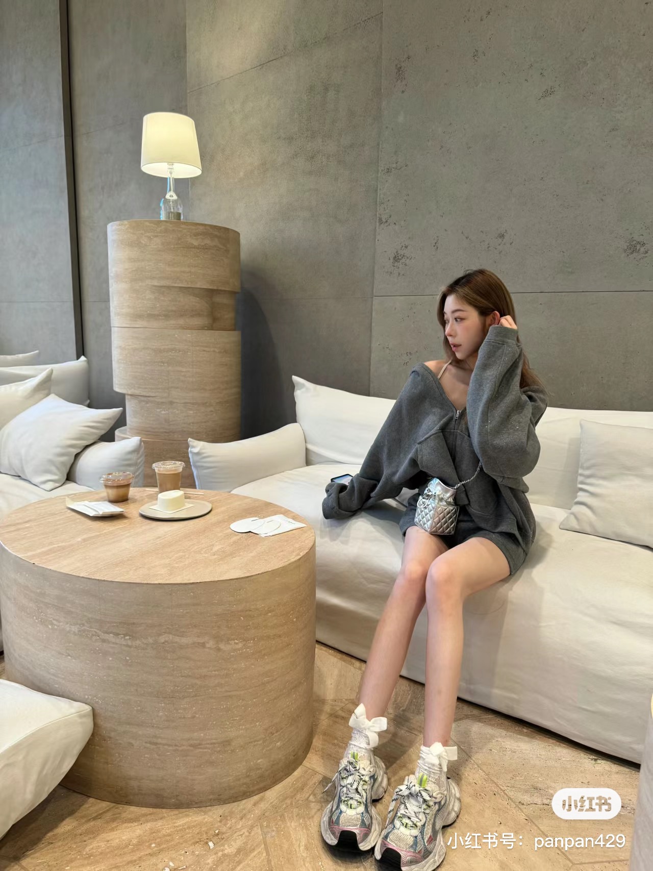 与此同时,它简洁流畅的包身,背起来也很百搭、显气质 7
