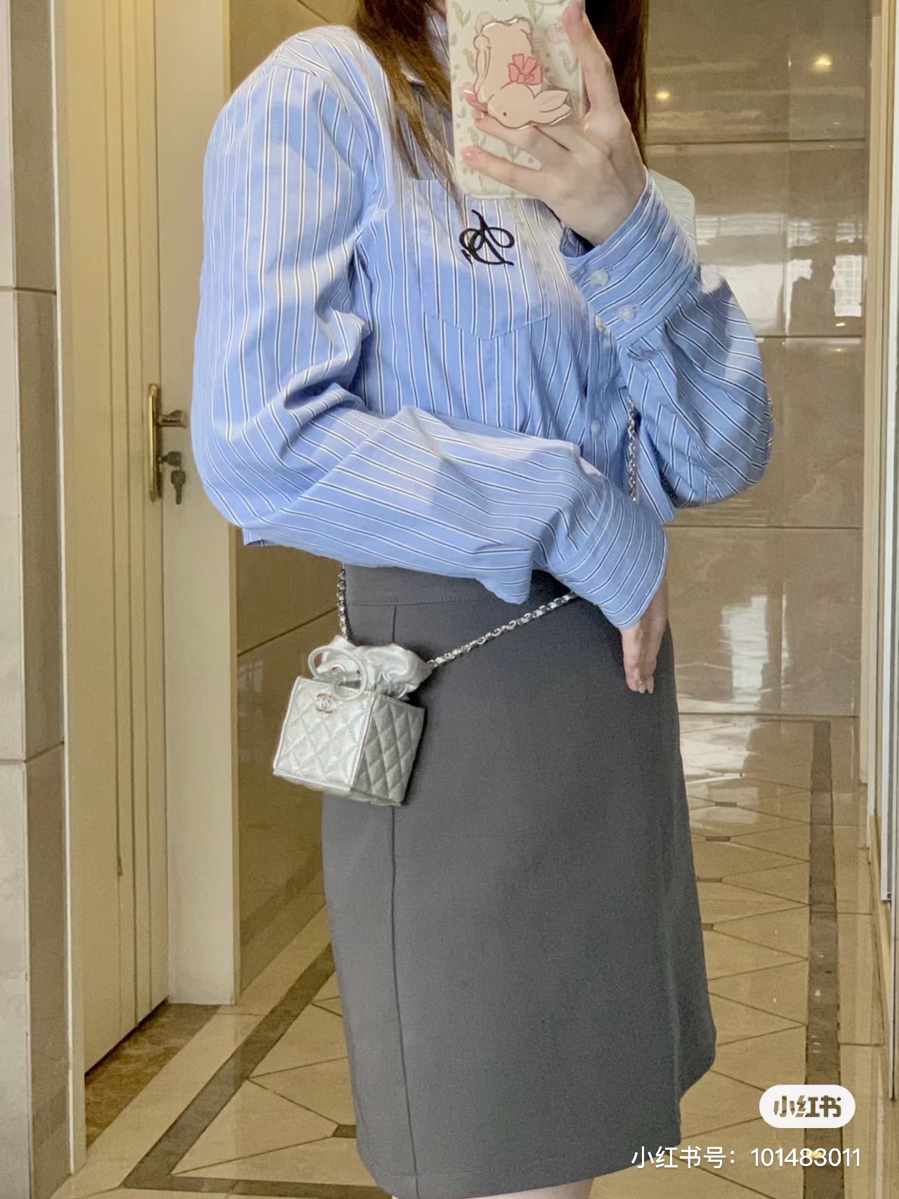 与此同时,它简洁流畅的包身,背起来也很百搭、显气质 9