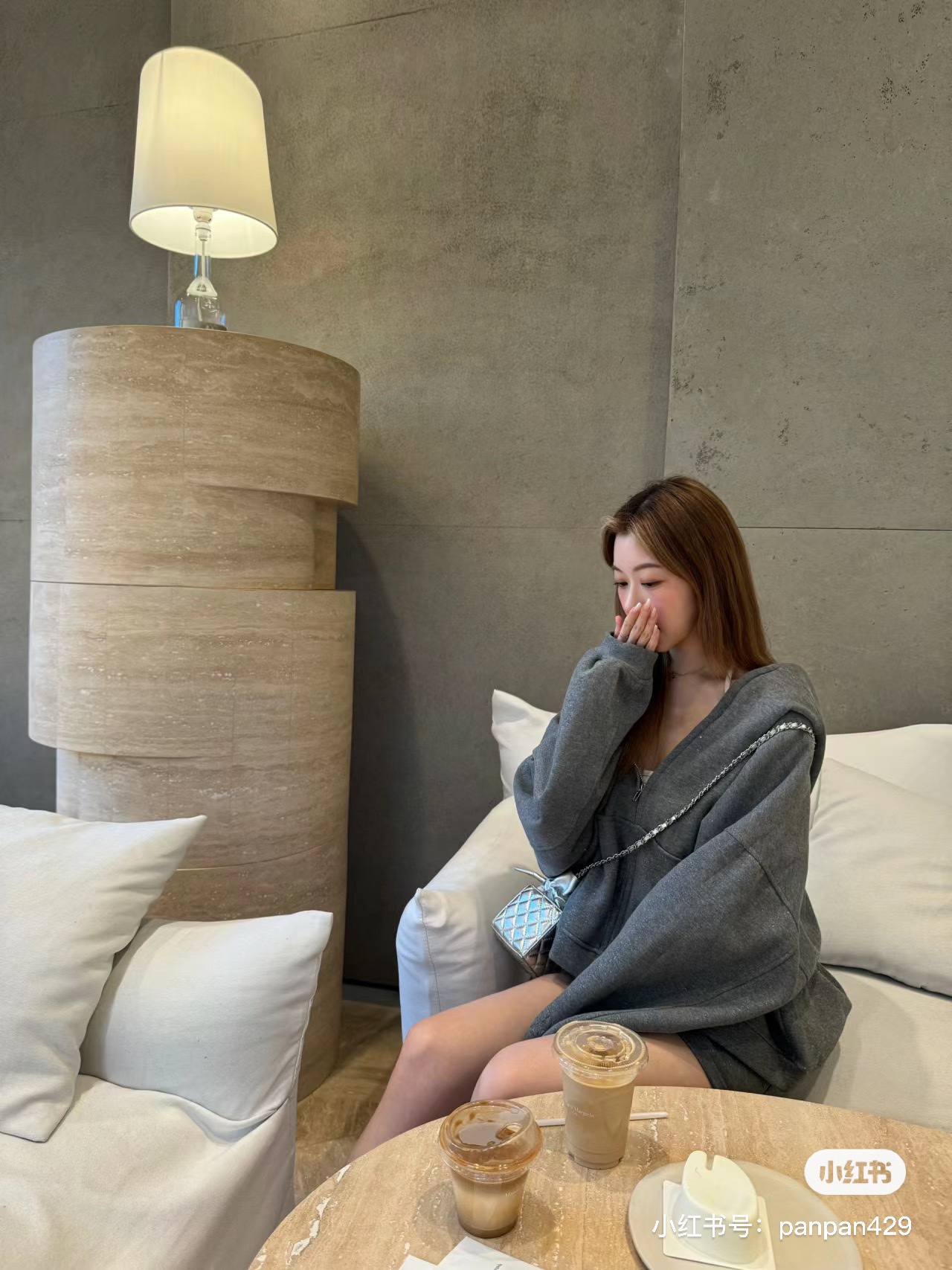 与此同时,它简洁流畅的包身,背起来也很百搭、显气质 8