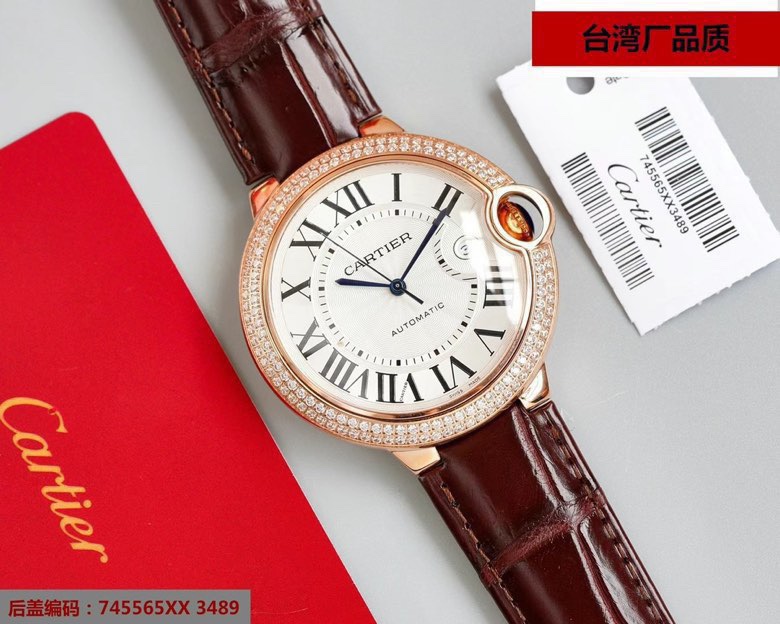 NO:143778,[Taiwan factory full series of products] Cartier blue balloon series 42 sizes, real crocodile leather. This series of watches are known for their delicate style and elegant style in Cartier watchmaking industry. Of course, this watch must have such characteristics. The color of the stainless steel case makes the watch as light as a balloon, and the blue crown seems to disobediently deviate from the originally planned trajectory, just like the playfulness between couples. The Roman numerals and hour markers appear retro and deep on the dial. The decorative watch with guilloche patterns and sword-shaped hands gives people a delicate and considerate feeling. Isn’t this what the couple needs? Built-in: Japan Citizen fully automatic machinery Water droplets (fish eyebrows) sapphire glass mirror Highly waterproof Steel blue pointer color, please identify the exclusive quality with the curvature of the head, cartier, crocodile skin19860909【台湾厂全系列产品】卡地亚蓝气球系42尺寸,真鳄鱼皮,这个系列的腕表在卡地亚制表业中以风格细腻,格调优雅著称,当然此腕表一定具有这样的特质.精钢表壳的色泽度使得腕表如气球般轻盈,幽蓝的表冠好似不听话的偏离了原本拟定的轨迹,就像是情侣间的嬉嬉闹闹.罗马数字时标在表盘上显得复古深邃,有着扭索雕纹和剑形指针的装饰整款腕表给人细腻贴心感这岂不就是情侣间所需要的吗？内置: 日本西铁城全自动机械 水珠(鱼眼泡)蓝宝石玻璃镜面 高度防水 烧钢蓝指针颜色,把头弧度请认准独家品质,,cartier,crocodile skin,Watch