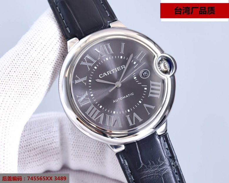 NO:143886,New color grandma gray [Taiwan factory full series of products] Cartier blue balloon series 42 size, real crocodile leather. This series of watches are known for their delicate style and elegant style in Cartier watchmaking industry. Of course, this watch must have such characteristics. The color of the stainless steel case makes the watch as light as a balloon, and the blue crown seems to disobediently deviate from the originally planned trajectory, just like a playful couple. The Roman numerals and hour markers appear retro and deep on the dial. The decorative whole watch with guillo patterns and sword-shaped hands gives people a delicate and considerate feeling. Isn’t this what the couple needs? Built-in: Japan Citizen fully automatic machinery Water droplets (fish eyebrows) sapphire glass mirror Highly waterproof Steel blue pointer color, please identify the exclusive quality with the curvature of the head, cartier, crocodile skin19860909新色奶奶灰【台湾厂全系列产品】卡地亚蓝气球系42尺寸,真鳄鱼皮,这个系列的腕表在卡地亚制表业中以风格细腻,格调优雅著称,当然此腕表一定具有这样的特质.精钢表壳的色泽度使得腕表如气球般轻盈,幽蓝的表冠好似不听话的偏离了原本拟定的轨迹,就像是情侣间的嬉嬉闹闹.罗马数字时标在表盘上显得复古深邃,有着扭索雕纹和剑形指针的装饰整款腕表给人细腻贴心感这岂不就是情侣间所需要的吗？内置: 日本西铁城全自动机械 水珠(鱼眼泡)蓝宝石玻璃镜面 高度防水 烧钢蓝指针颜色,把头弧度请认准独家品质,,cartier,crocodile skin,Watch