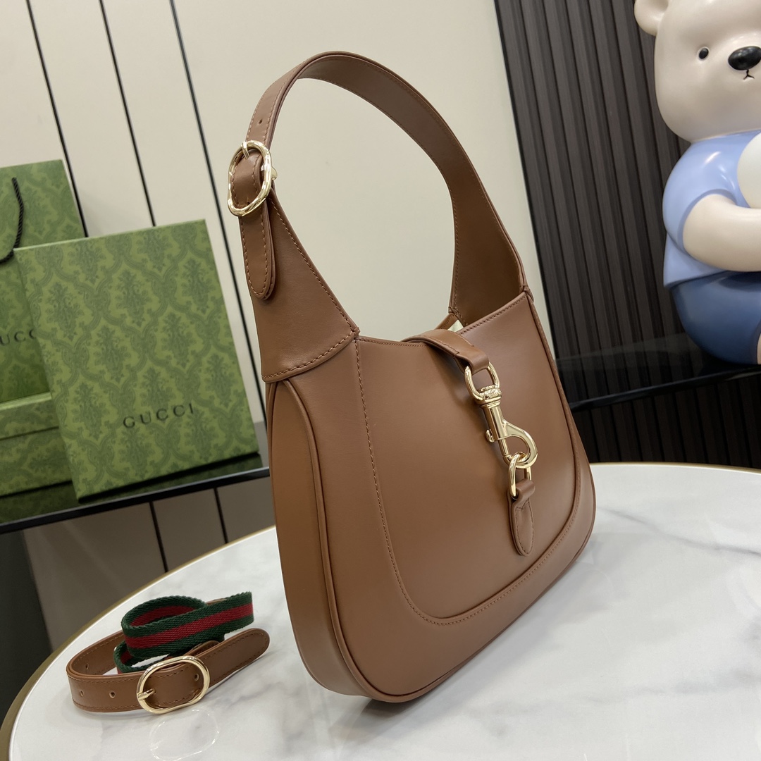 Unknown jackie系列肩背包以上等优质皮革匠心打造 尽展品牌 肩背包的精湛工艺、新月造型和 设计