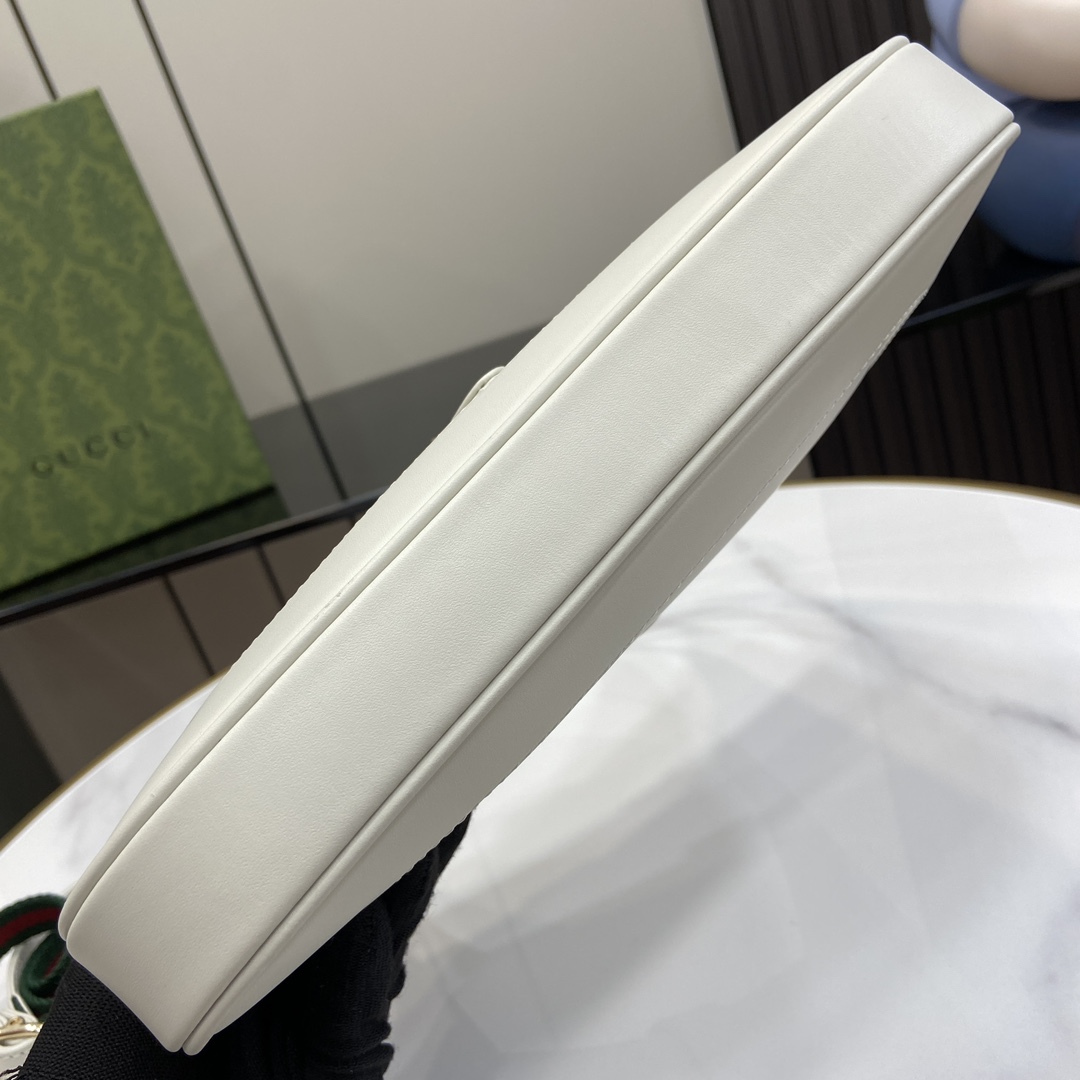 Unknown jackie系列肩背包以上等优质皮革匠心打造 尽展品牌 肩背包的精湛工艺、新月造型和 设计