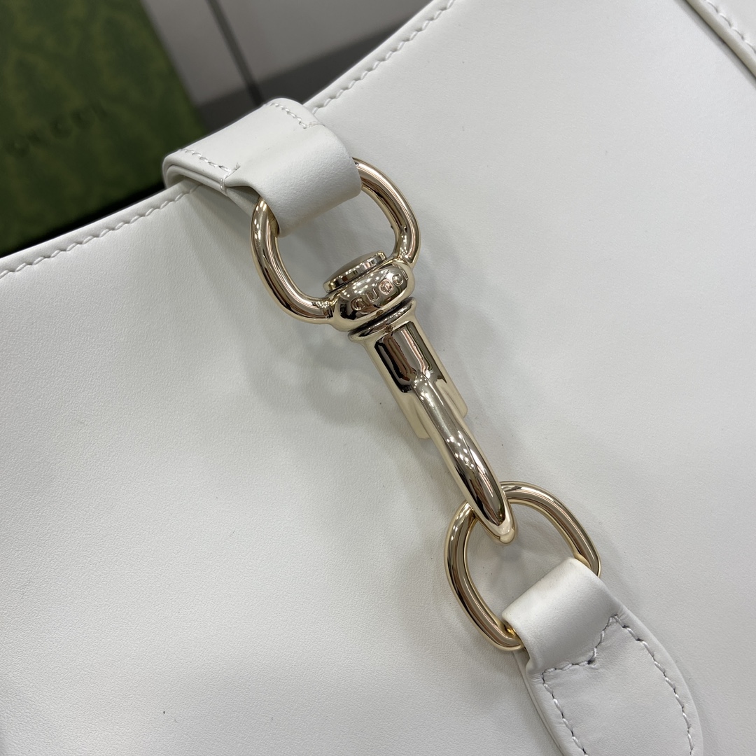 Unknown jackie系列肩背包以上等优质皮革匠心打造 尽展品牌 肩背包的精湛工艺、新月造型和 设计