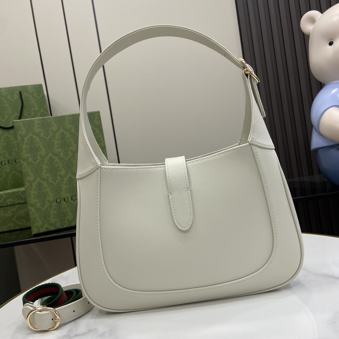 Unknown jackie系列肩背包以上等优质皮革匠心打造 尽展品牌 肩背包的精湛工艺、新月造型和 设计