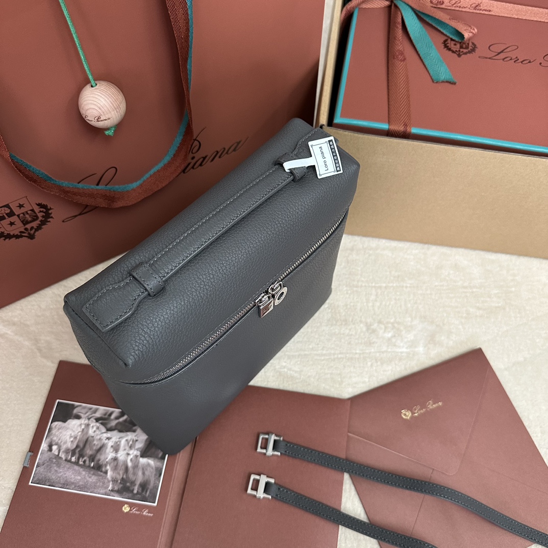 
Loro piana
Extra Pocket L23.5 双肩包
小牛皮/货号：FAM6491
¥2