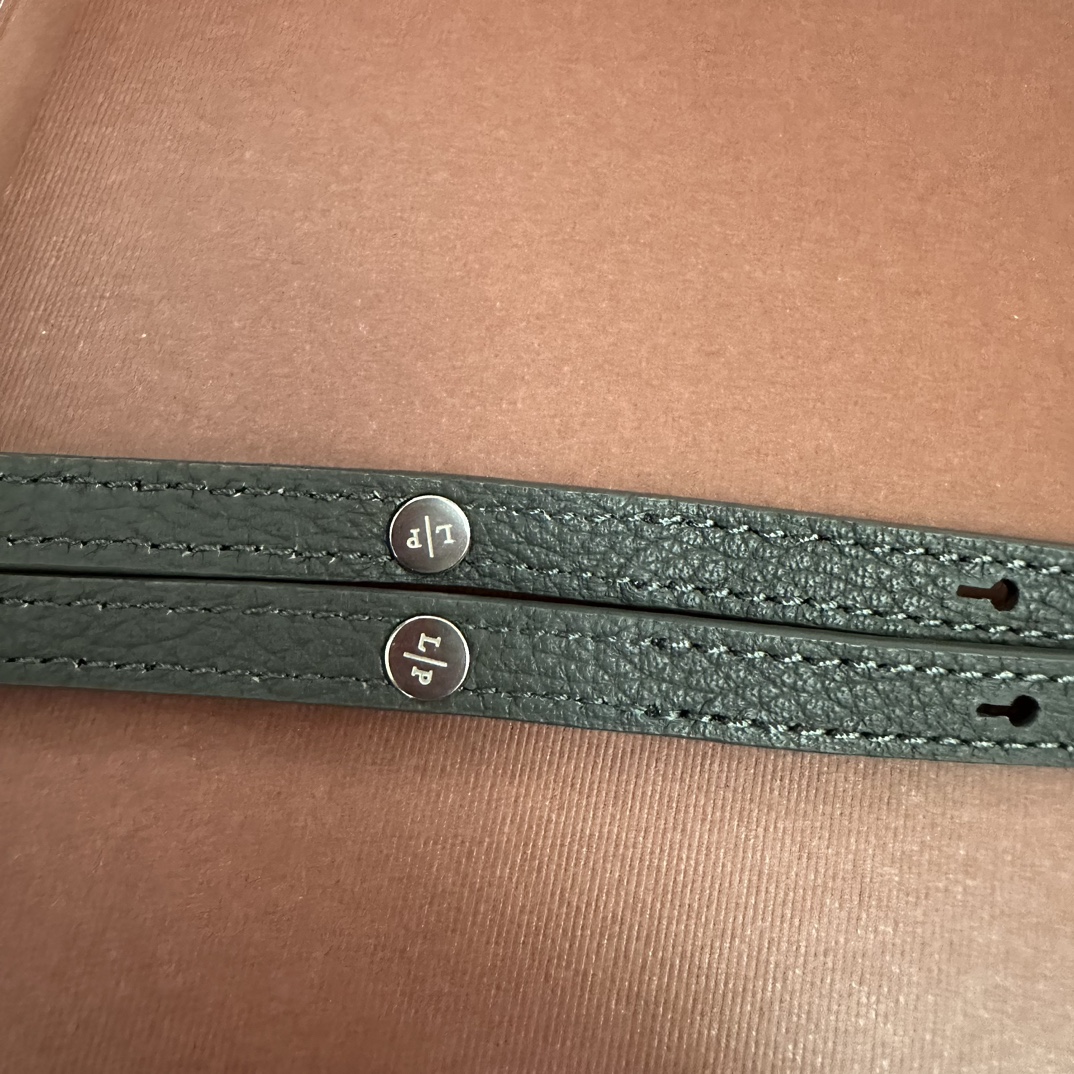 
Loro piana
Extra Pocket L23.5 双肩包
小牛皮/货号：FAM6491
¥2