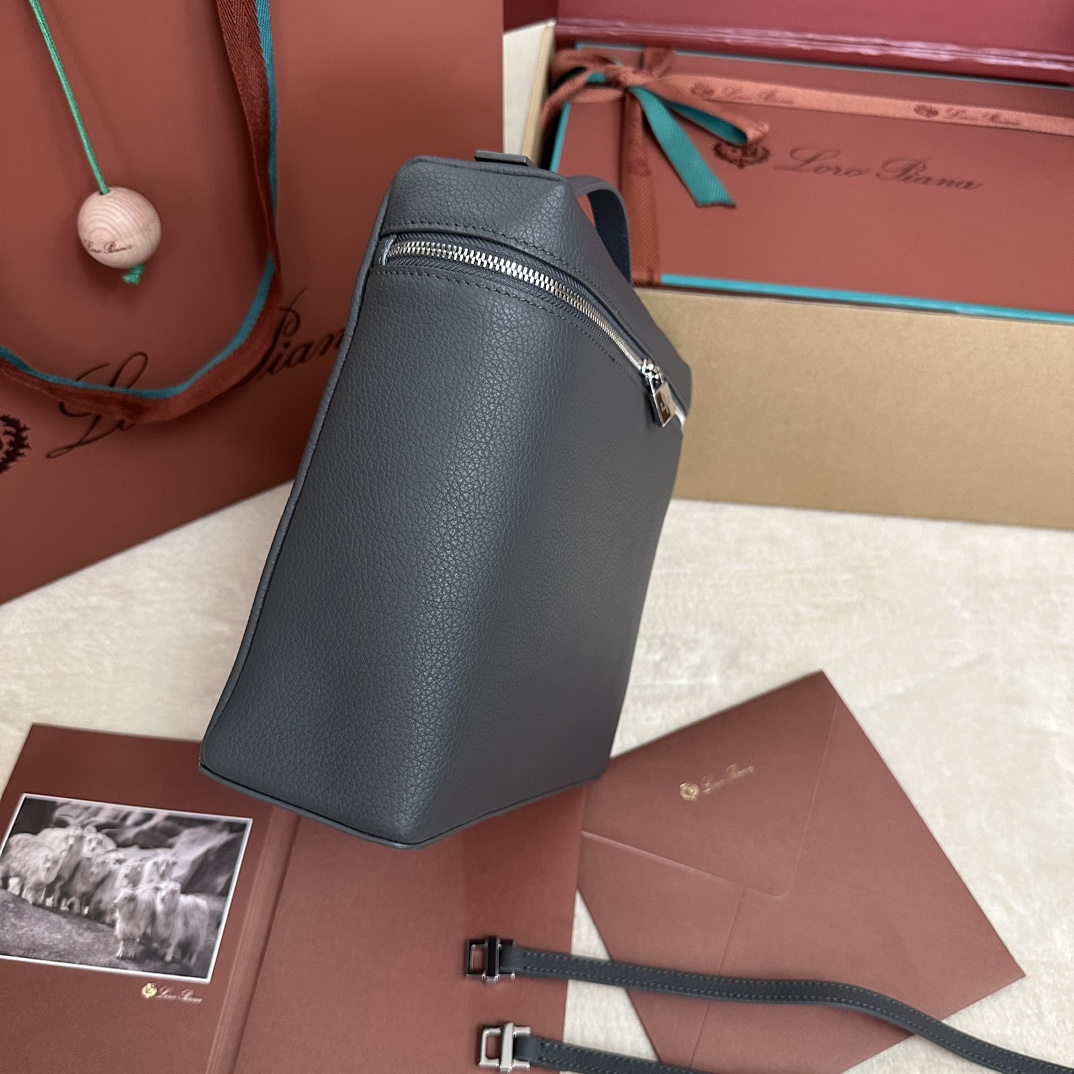 
Loro piana
Extra Pocket L23.5 双肩包
小牛皮/货号：FAM6491
¥2