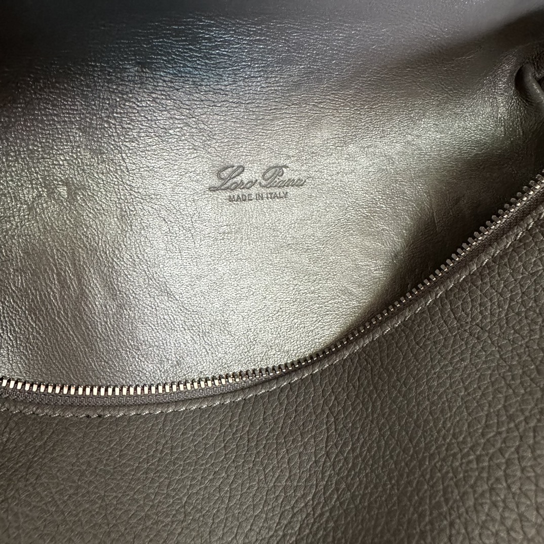 
Loro piana
Extra Pocket L23.5 双肩包
小牛皮/货号：FAM6491
¥2