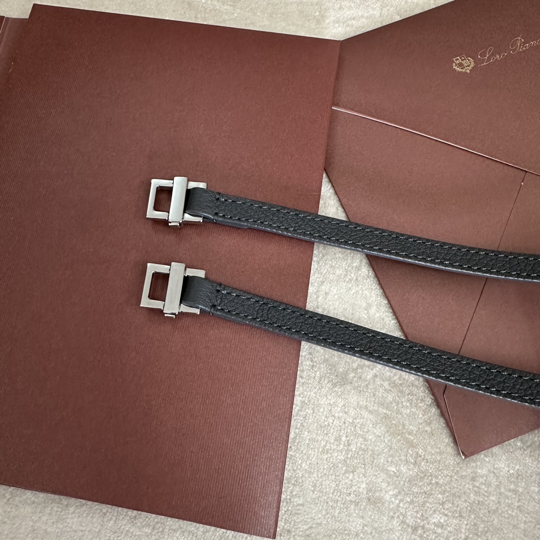 
Loro piana
Extra Pocket L23.5 双肩包
小牛皮/货号：FAM6491
¥2