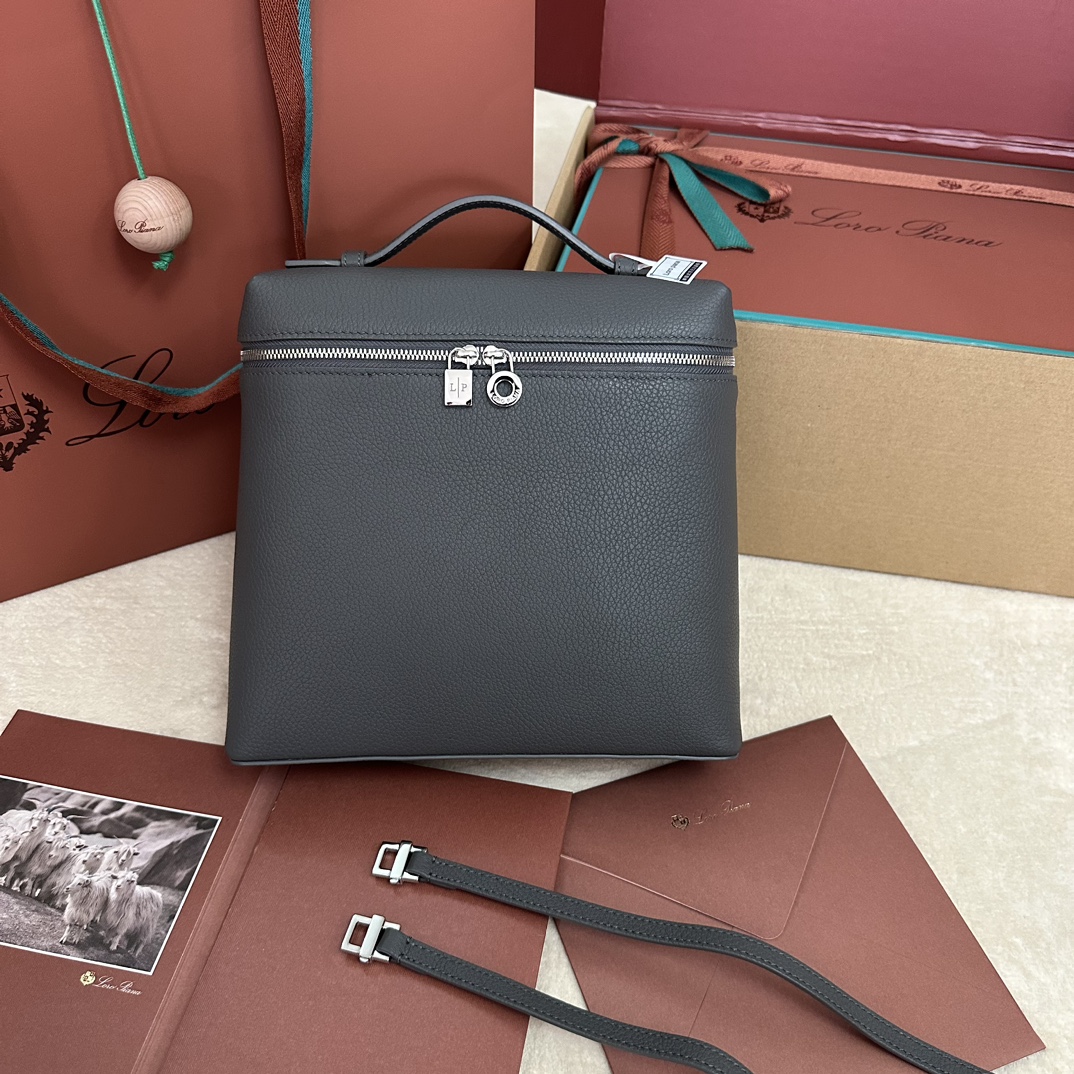 
Loro piana
Extra Pocket L23.5 双肩包
小牛皮/货号：FAM6491
¥2