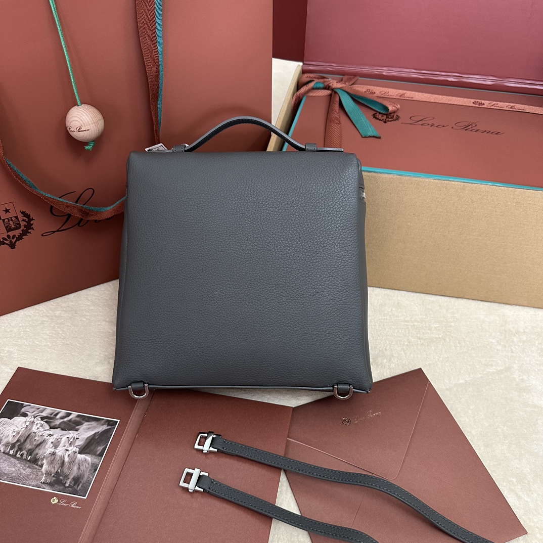 
Loro piana
Extra Pocket L23.5 双肩包
小牛皮/货号：FAM6491
¥2