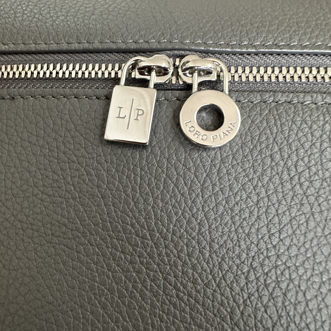 
Loro piana
Extra Pocket L23.5 双肩包
小牛皮/货号：FAM6491
¥2