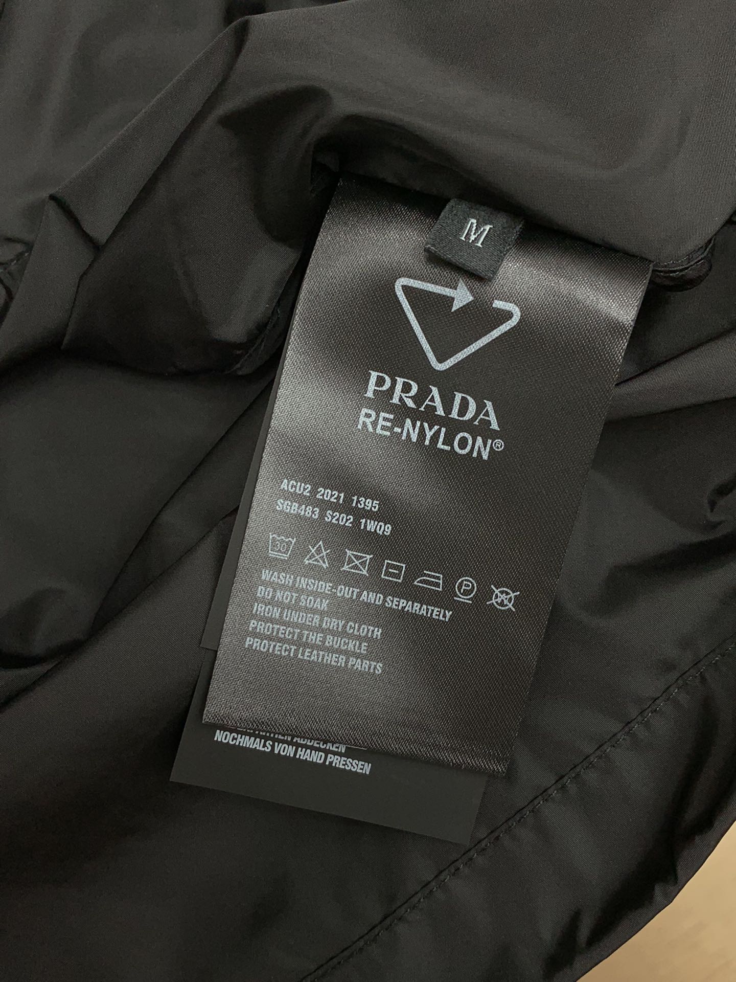PRADA普拉达2024春季最新品专柜同步有售时尚休闲连帽外套进口原版面料做工极为复杂唯一可以做代购级别