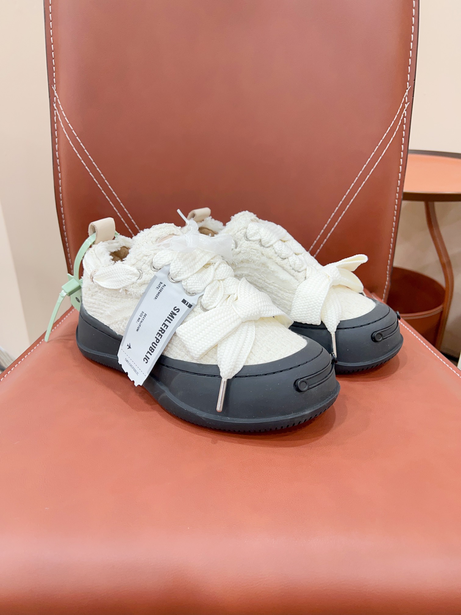 NO:493745,Certified in 2018, it is a street shoe brand with style. The design inspiration comes from the smile on people's faces and the curved curves of the head of the shoe, just like the curve of the smile. The brand is more like a pioneer, adhering to the trendy concept of street culture, interpreting the positive and optimistic attitude towards life in the new generation, aiming to those who love life and are optimistic about dealing with life. It combines diverse creativity and inspiration here to unlock all kinds of life together. '' The customized paper logo on the side of the shoe is of course the most eye-catching existence... Original custom high-density canvas fabric, water-dyeed cowhide inner, injection molded midsole footrest, exclusive private molded absorbent polyurethane ultra-soft sole, sole height, original packaging plus Tiffany blue dew packaging 35-44 Men's style, casual shoes/sports shoes, tiffany, sneakers, cowhide19860909已认证 成立于 年,是一个以 风格为主的街头鞋履品牌,设计灵感源自于人们脸上的笑容,鞋头部位的弯曲弧线,就像笑容的曲线一般.品牌更像是一个先行者,秉承着街头文化的潮流理念,诠释新世代积极乐观的生活态度,旨为那些热爱生活且乐观应对生活的人 将多元创意与灵感交织汇聚于此,一同解锁生活中的百般 “” 鞋身侧面的定制纸标Logo当然是最抢眼的存在…… 原版定制高密度帆布面料 水染牛皮内里  注塑成型中底垫脚  独家私模吸膜聚氨酯超软大底 底高 原版包装加配蒂芙尼蓝得物包装 35-44 男款,休闲鞋/运动鞋,tiffany,sneakers,cowhide,Women's Shoes