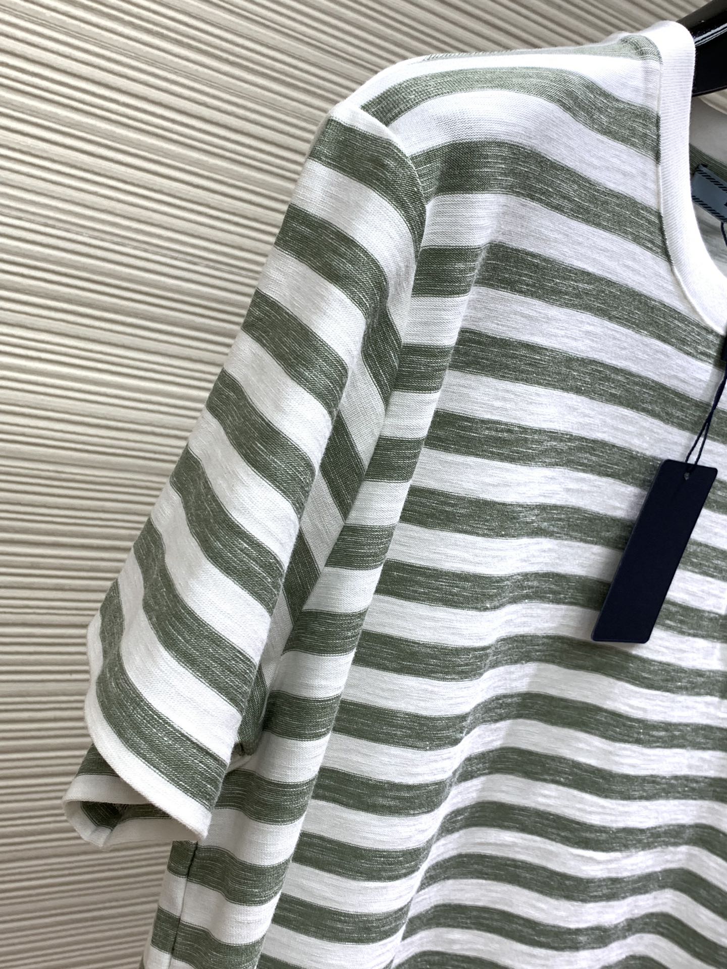 PRADA普拉达2024初夏最新品专柜同步有售时尚休闲圆领条纹短袖T恤进口原版面料做工极为复杂唯一可以做
