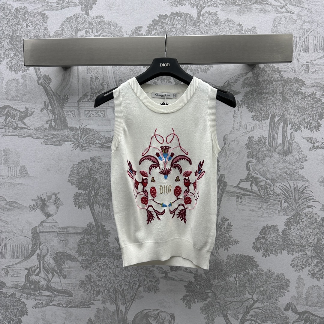 NO:696583,Dio* new product launch embroidered floral knitted vest, customized YB imported wool material, skin-friendly and comfortable, decorated with embroidered floral patterns, letter embellishment integrated, high-end and elegant, black and white classic color with bright embroidery pattern printing, age-reducing and soft, embroidery process is cumbersome and time-consuming, presenting high-quality single products, development of surface accessories, sleeveless vest tailoring, fashionable upper body, high version 2 colors, dior,19860909Dio*新品上架刺绣花卉针织背心定制YB进口羊毛材质 亲肤舒适 饰以刺绣花卉图案装饰 字母点缀融入 高级优雅 黑白经典色搭配亮色刺绣图案印花 减龄柔美 刺绣工艺繁琐耗时 呈现品质单品 面辅料开发 无袖马甲剪裁 上身洋气时髦   高版本2色,,dior,,Women's clothing