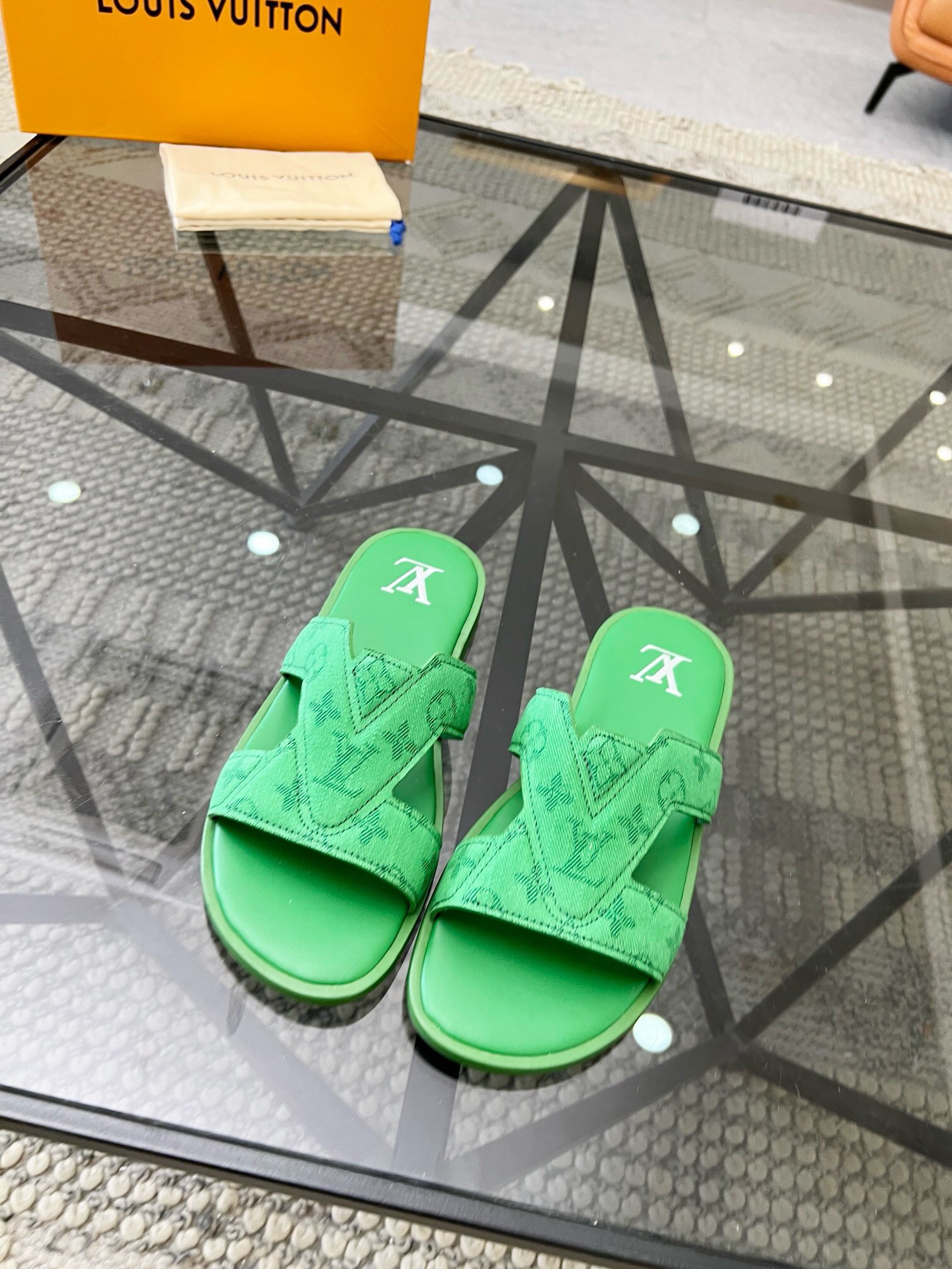 NO:216878,Brand LOUIS VUITTON original color matching Number of codes 39-44 Custom made 38 45 46 Price Material Louis Vuitton new model Men's slippers, 1:1 high-end quality, top layer cowhide material, matched with classic presbyopia logo, splicing color craftsmanship Original (real leather outsole) casual, fashionable, comfortable, high-quality and boutique, must-have in summer!  , Louis Vuitton - slippers - sandals, louis vuitton, louis vuitton, sandals, slippers, cowhide, Leather soles19860909品牌LOUIS VUITTON 颜色原版配色 码数39-44定做38 45 46 价格 材质路易威登新款 男士 拖鞋,1:1高端品质,头层牛皮材质 搭配经典老花logo,拼接色彩工艺 原版（真皮大底）休闲 时尚 舒适型,高品质精品,夏季必备哦！,路易威登-拖鞋-凉鞋,louis vuitton,louis vuitton,sandals,slippers,cowhide,Leather soles,Men's shoes