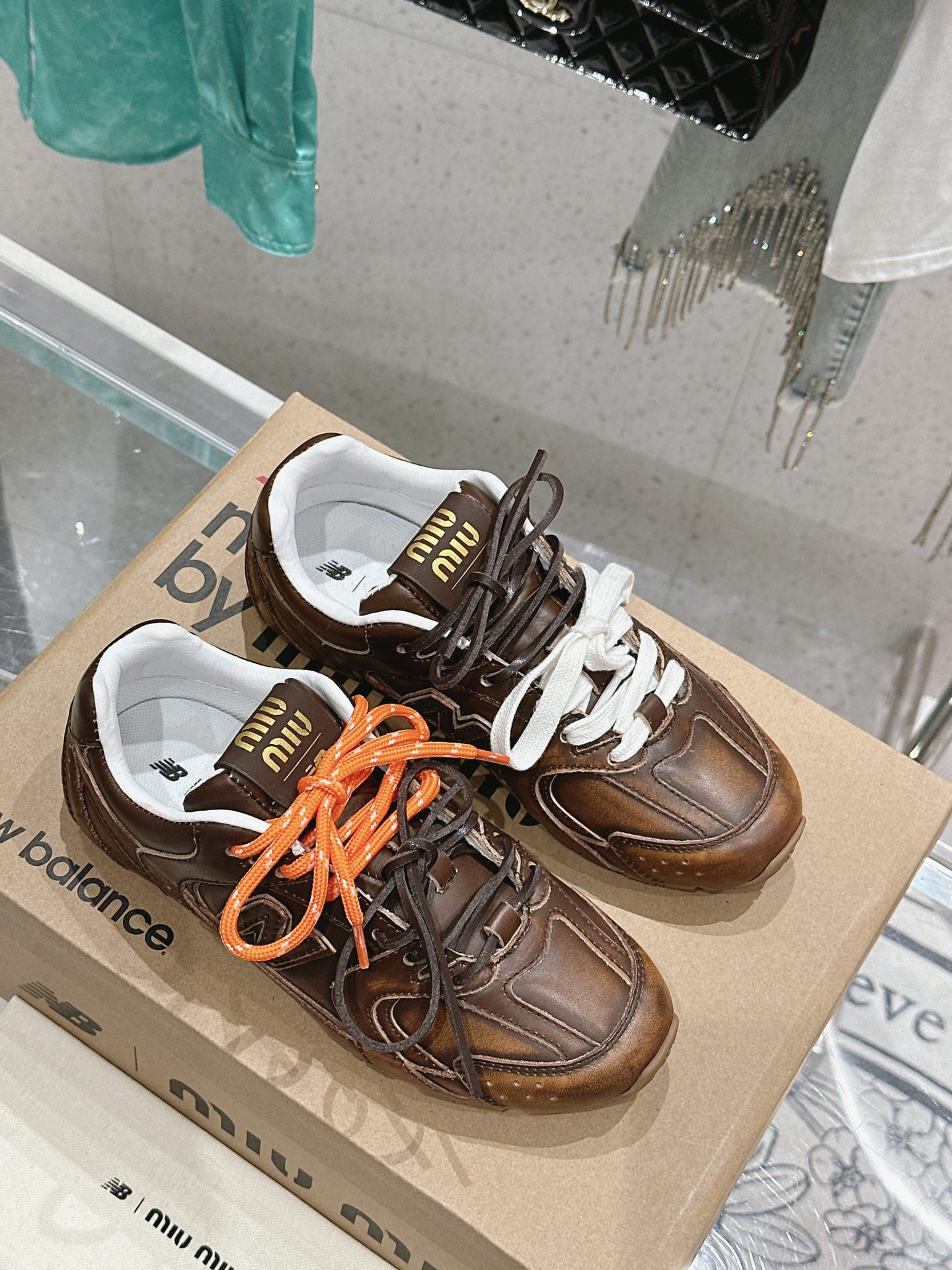 NO:891207,Women's/Men's Co-branded Couple Series Retro Casual Moral Training Shoes Forrest Gump Sports Shoes Popularly Followed by Internet Celebrity Bloggers Exposed on the Fashion Week Shows Very Stylish Maillard Color Flat Shoes, Double Lace Design, Unique Style, Very Quality!  Very light on the feet and versatile!  Fabric: Original customized cow suede/cowhide Lining: Imported transparent mesh spliced ​​sheepskin lining Sole: Original open-molded beef tendon outsole Sole thickness 2.5CM Size: Women's size 35-40 (customized at 40.41) Men's size 39-45 (customized at 45), casual shoes/sports shoes, flats, sneakers, cowhide, sheepskin19860909女款/男款  联名系列情侣款 复古休闲德训鞋阿甘鞋运动鞋 网红博主火爆追捧 时装周走秀场曝光 非常留行的美拉德配色平底鞋, 双鞋带设计、独特风格,非常有质感！ 上脚非常轻便 百搭！ 面料: 原版定制牛反绒/牛皮 内里: 进口透网布拼接羊皮里 鞋底: 原版开模牛筋大底 底厚2.5CM Size: 女码35-40（40.41定做） 男码39-45（45定制）,休闲鞋/运动鞋,flats,sneakers,cowhide,sheepskin,Women's Shoes