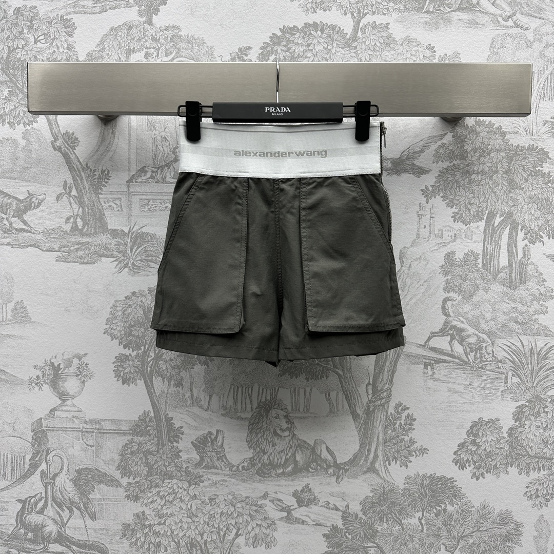 NO:696575,Alexanderwan* new product is on the shelves. Web-lined work shorts are made of YB imported twill cotton material. Stiff and stylish. Decorated with letter web. Large work pocket design. Intimate lining. More comfortable. Fashionable. Development of surface accessories. A-swing shorts with loose legs. Designed to accommodate leg length. Match with tops casually to make the outfit more simple and advanced. High version 3 colors,,shorts,19860909Alexanderwan*新品上架织带内衬工装短裤定制YB进口斜纹全棉材质 挺括有型 沿用字母织带装饰 工装大口袋设计 贴心内衬 更为舒适 时髦洋气 面辅料开发 A摆短裤松腿设计 包容显腿长 随意搭配上装 让穿搭更为简约高级   高版本3色,,shorts,,Women's clothing