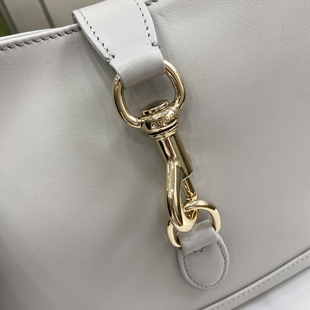 Unknown jackie系列肩背包以上等优质皮革匠心打造 尽展品牌 肩背包的精湛工艺、新月造型和 设计