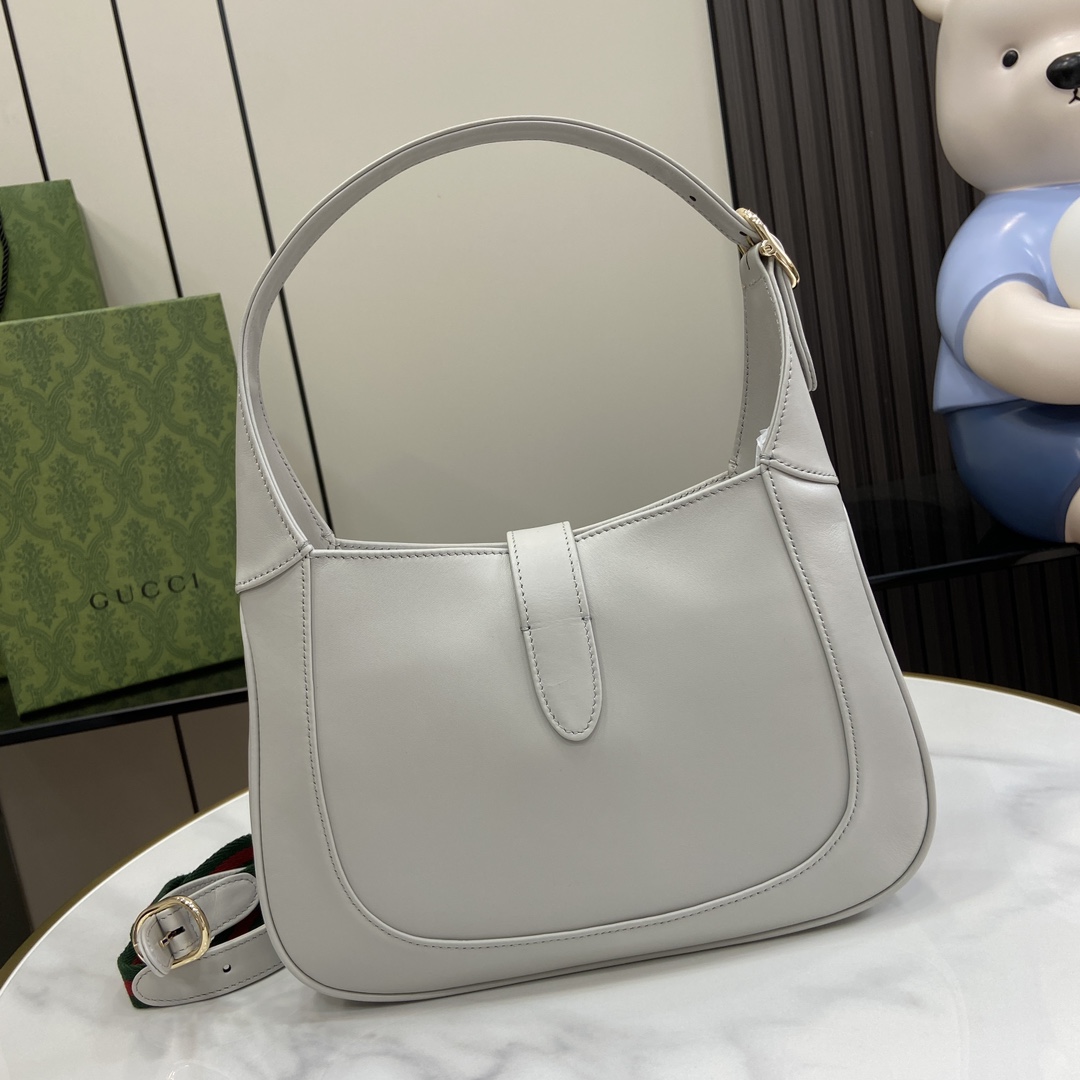 Unknown jackie系列肩背包以上等优质皮革匠心打造 尽展品牌 肩背包的精湛工艺、新月造型和 设计
