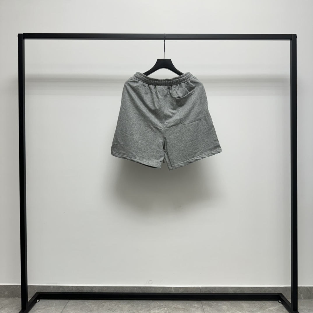 Fear Of God ESSENTIALS: High-End Streetwear with Arc-Shaped Silica Letters - 图片 2