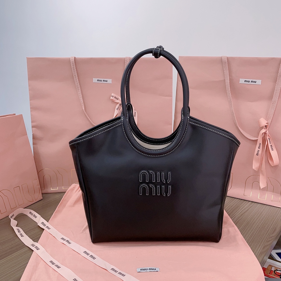 NO:199476,Genuine grade 5BG281, Miu's new Isetan limited tote bag, continues the lazy and sexy trend of the previous season. This year's absolutely popular style, top imported calf leather, delicate, smooth and soft leather, high-quality leather texture, soft body but not collapsed, medium size adaptability, exquisite and practical design, good temperament and casual and lazy, it is 100% return rate when going out on the street, hand-sewn leather logo logo, new burlesque inside, two zippered pockets, size 28X 26X12.5Cm, with original packaging, MIUMIU, miumiu, totes, cowhide19860909正品级 5BG281,Miu家新款伊势丹限定托特包,延续上一季的慵懒和性感热潮,今年绝对爆款式,顶级进口小牛皮,皮面细腻光滑柔软,上乘的皮革质感高级,包身软而不塌,中号尺寸适配度超高,设计精致实用,好气质随性慵懒,日常出街背它回头率百分百,手工缝制皮面Logo标志,内里全新麻布里,配两个拉链式口袋,尺寸28X 26X12.5Cm,配原版包装,MIUMIU,miumiu,totes,cowhide,Bag